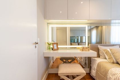 Dormitorio moderno con tocador iluminado y espejo empotrado — proyecto Apartamento Vitallis, por Bordin E Soares Interiores