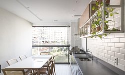 Cozinha Com Ilha com cor predominante Bege do Projeto Apartamento 108NW por Coda Arquitetos