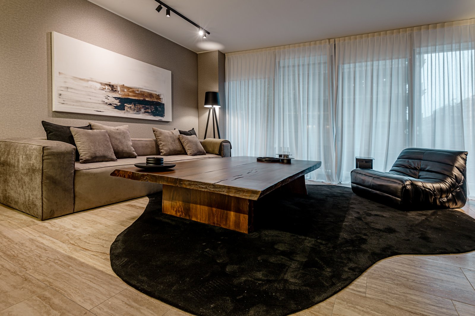 Living moderno con sofá modular y mesa de madera live-edge — proyecto OBRA OCEANA, PUERTO MADERO, por MARCELO MAZZA, en Puerto Madero