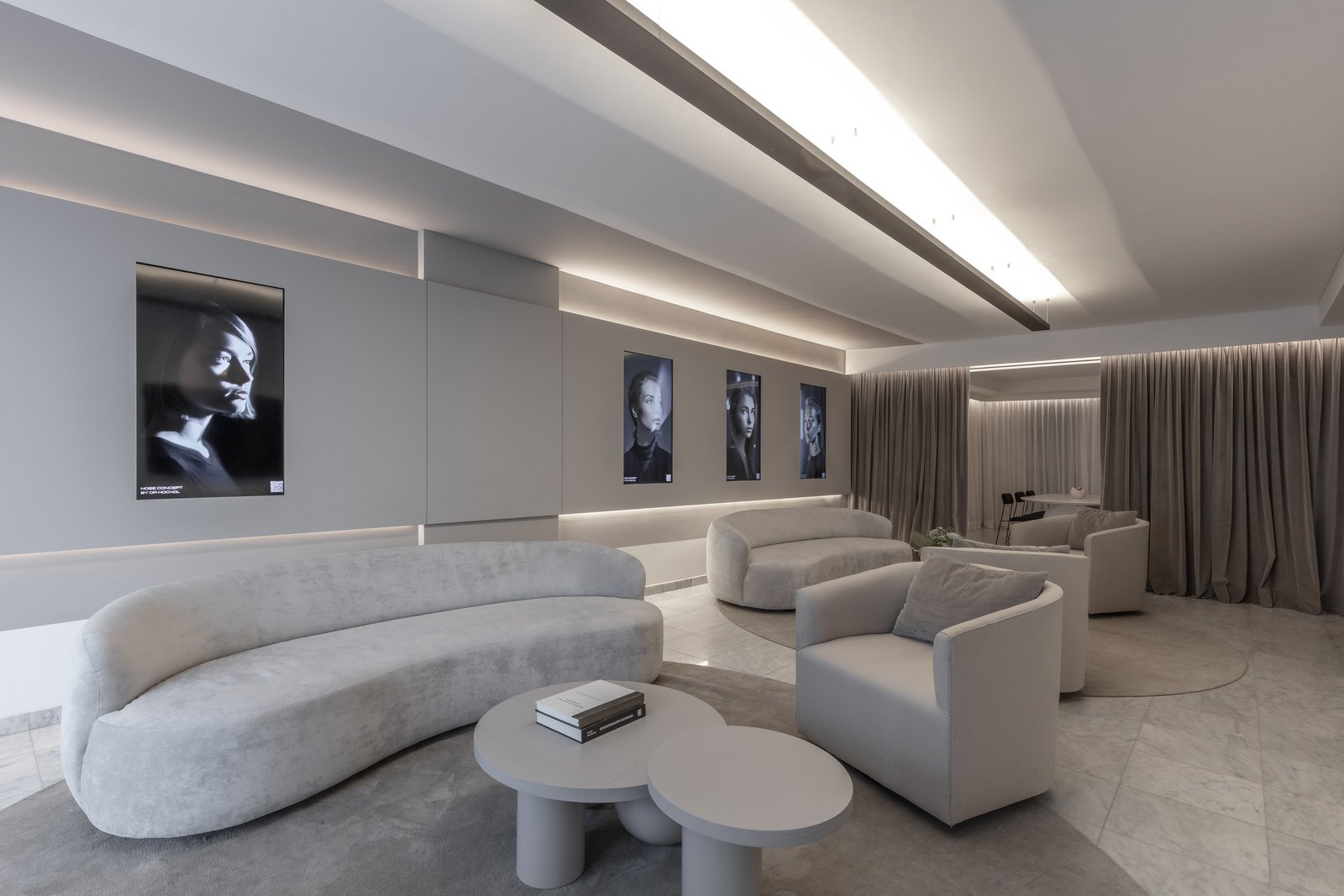 Sala de estar minimalista com sofá curvo e poltronas brancas — projeto Figueroa Alcorta | Rhinoplasty meets art, por Ren Studio, em Palermo Chico
