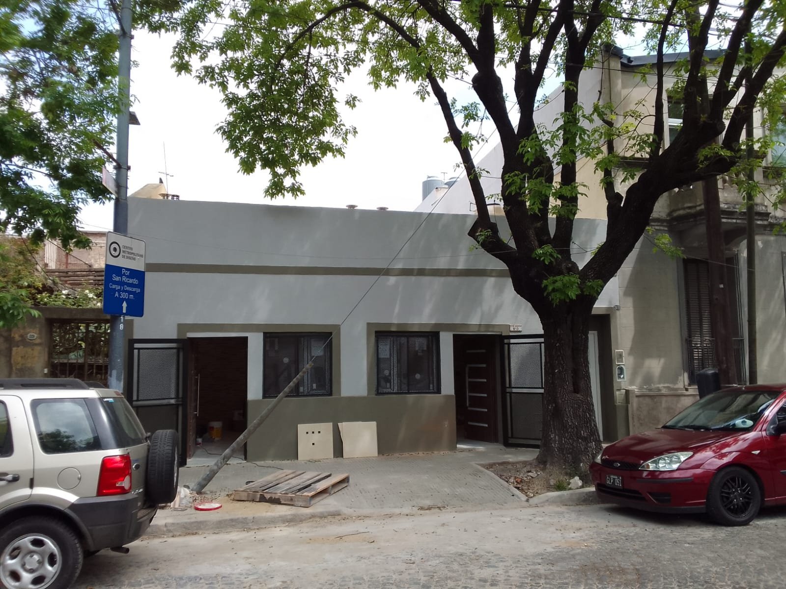 fachada de casa moderna con arboleda y auto — proyecto Departamentos para turistas en Barracas, por Arquitecto Guido Niccoli, en Barracas