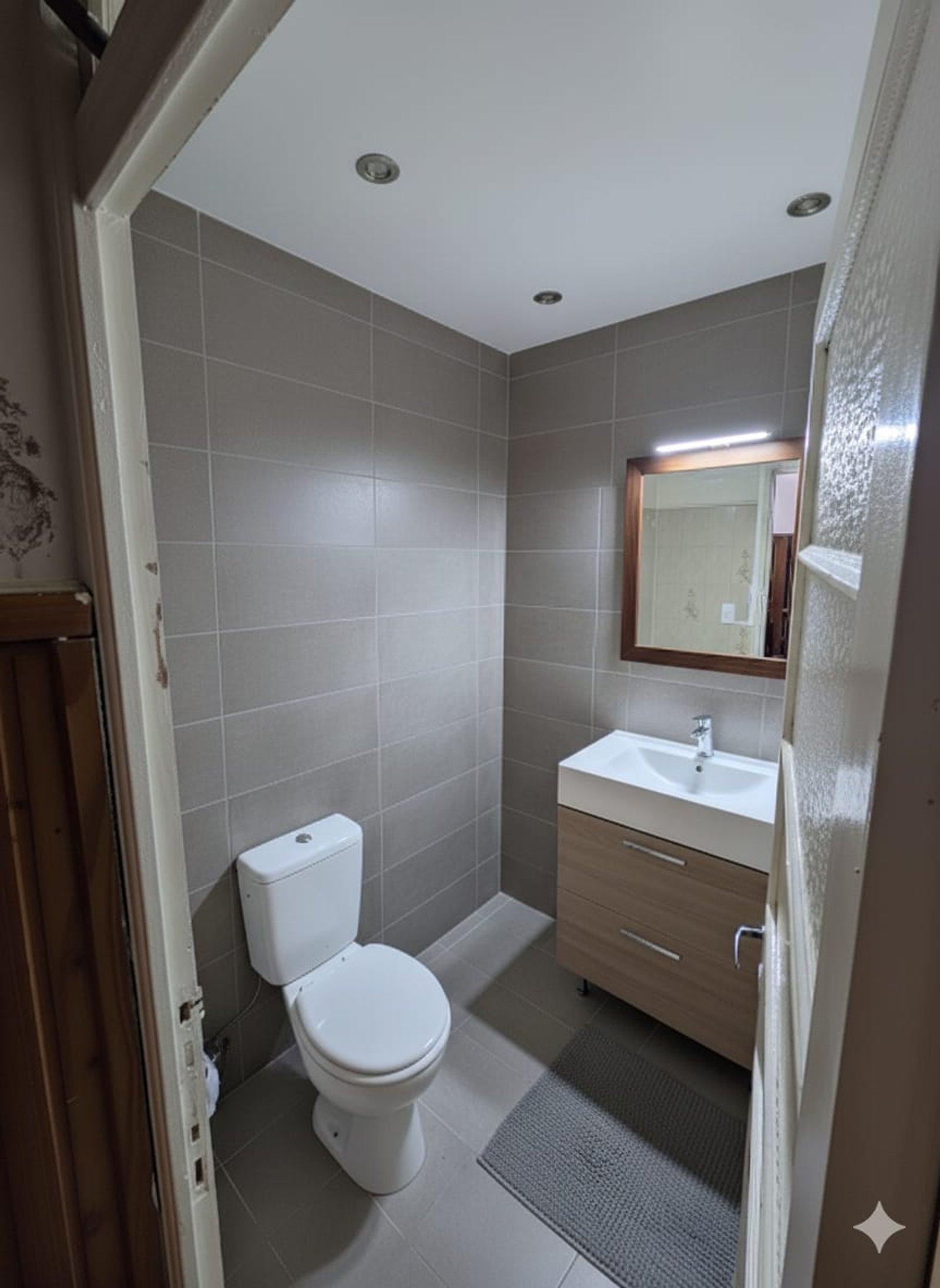 Baño moderno con inodoro blanco, bacha y mueble de madera — proyecto Remodelación Baño , por pablokunica2009, en San Fernando