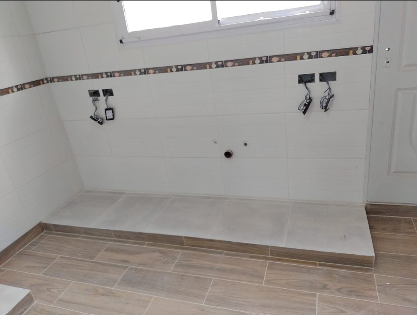 Banheiro em construção com azulejos brancos e bancada de pedra — projeto Proyecto D, por D'Agostina, em B1663 San Miguel