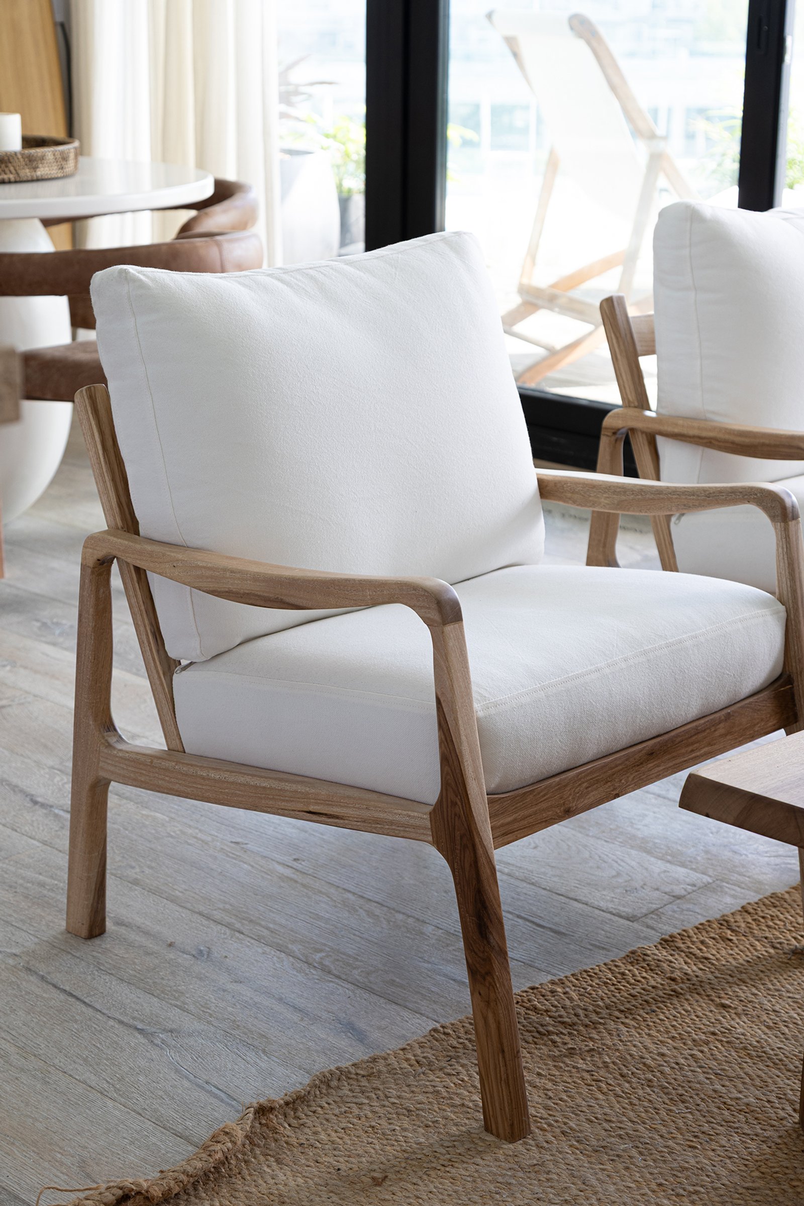 Poltrona de madeira minimalista com estofado branco — projeto Ivan Nahas, por Gaby Alfonso, em B1648 Tigre