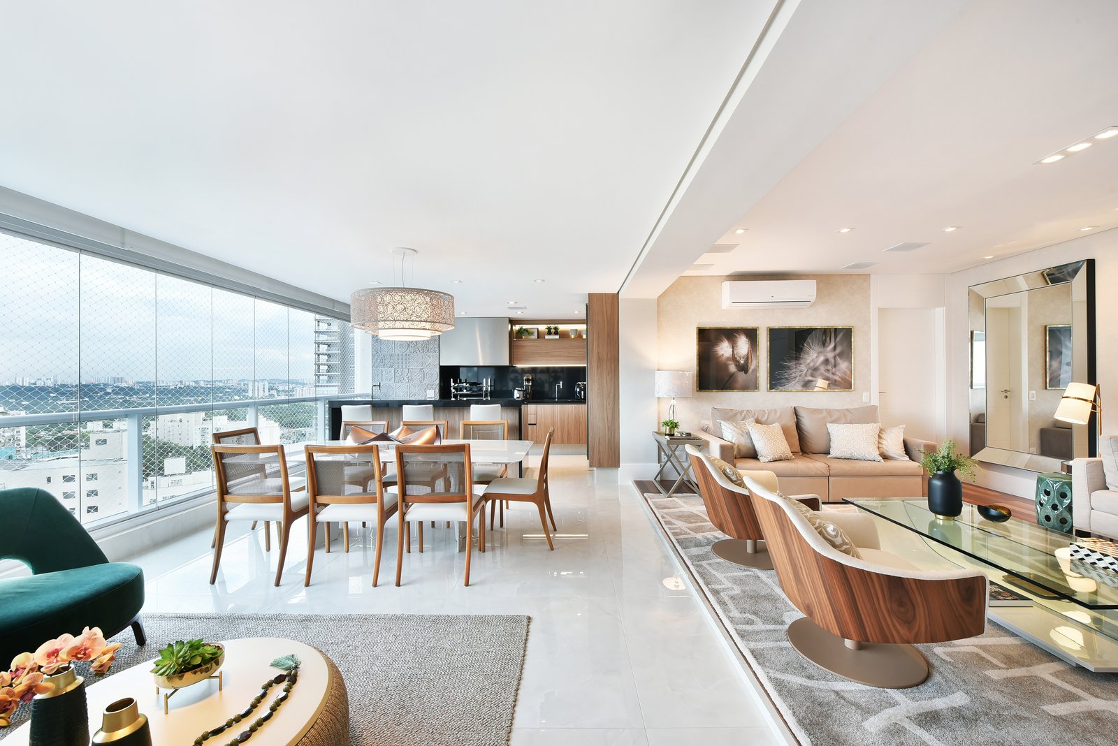 Sala de estar e jantar moderna com janelas do chão ao teto e ilha — projeto Alto da Lapa, por ALESSANDRA BRAGGION ARQUITETURA & INTERIORES