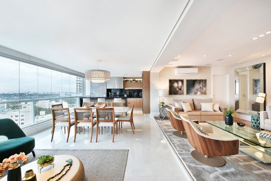 Living comedor moderno con ventanales y isla de cocina — proyecto Alto da Lapa, por ALESSANDRA BRAGGION ARQUITETURA & INTERIORES