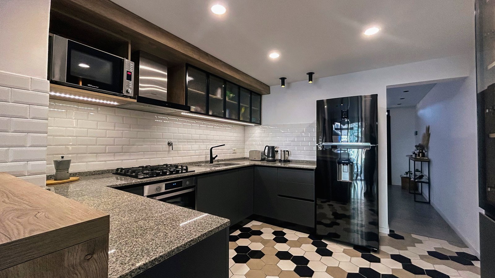 Cocina moderna con azulejos blancos y muebles grises — proyecto Vivienda Mari y Lean, por Jeitinho Estudió Creativo, en La Plata