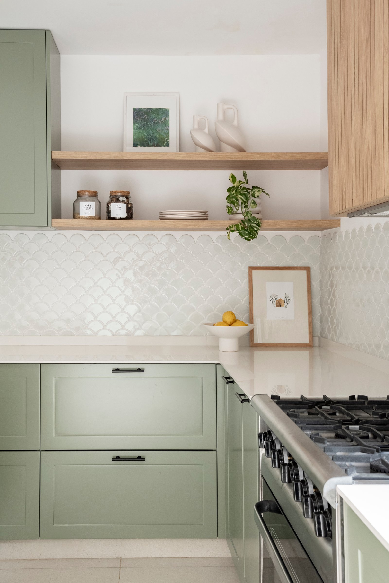 Cozinha moderna com armários verdes, backsplash de azulejo e prateleiras de madeira — projeto Ballester, por BK Arquitectos, em B1653 Villa Ballester