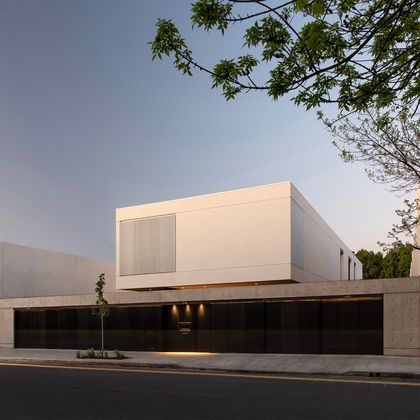 fachada moderna de hormigon blanco y vidrio oscuro — proyecto CASA SD28, por GMARQ, en Buenos Aires