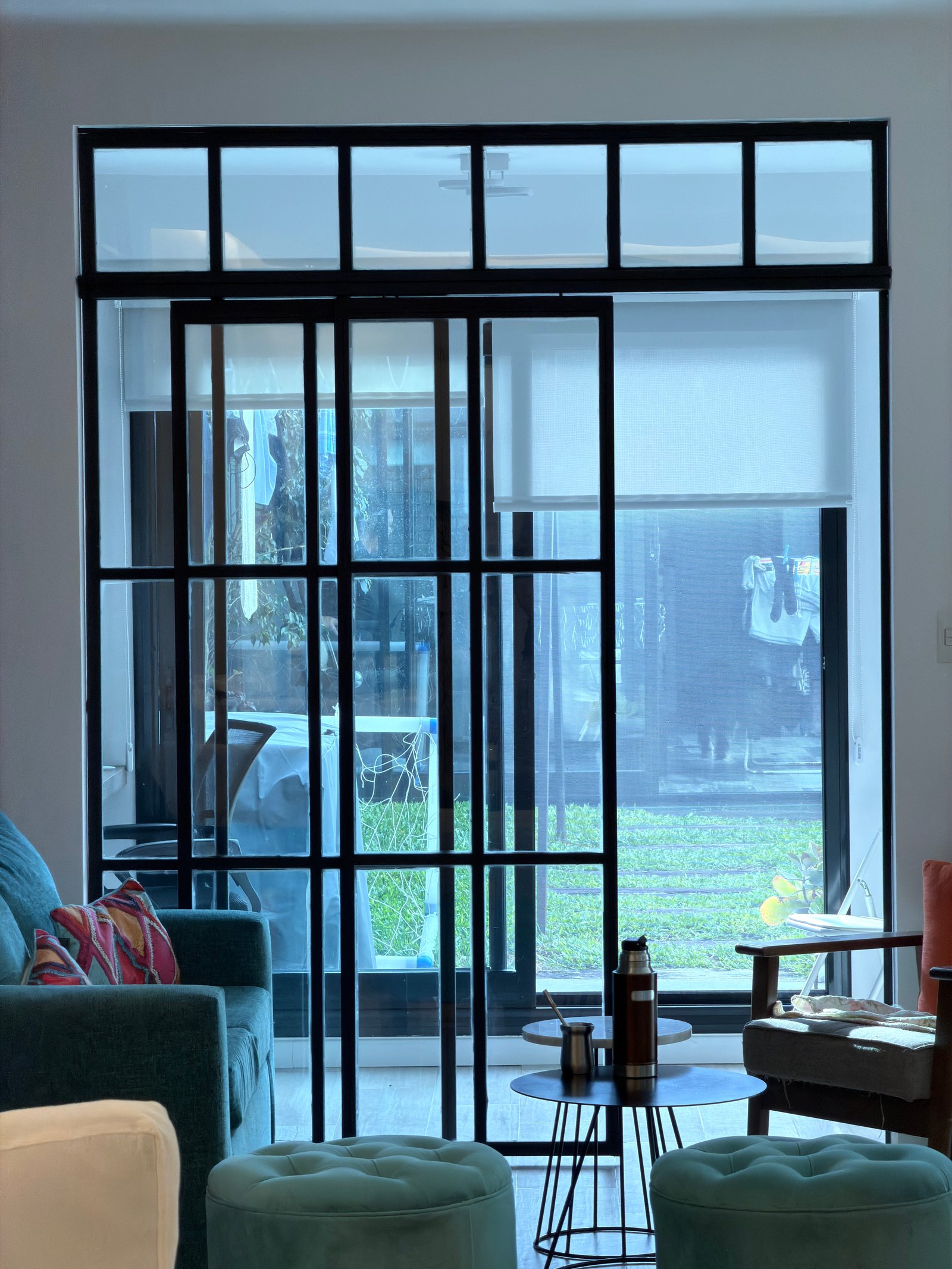 Sala de estar moderna com janelas do chão ao teto e divisória de aço — projeto italia 2, por Estudio Grupo 32, em Vicente López
