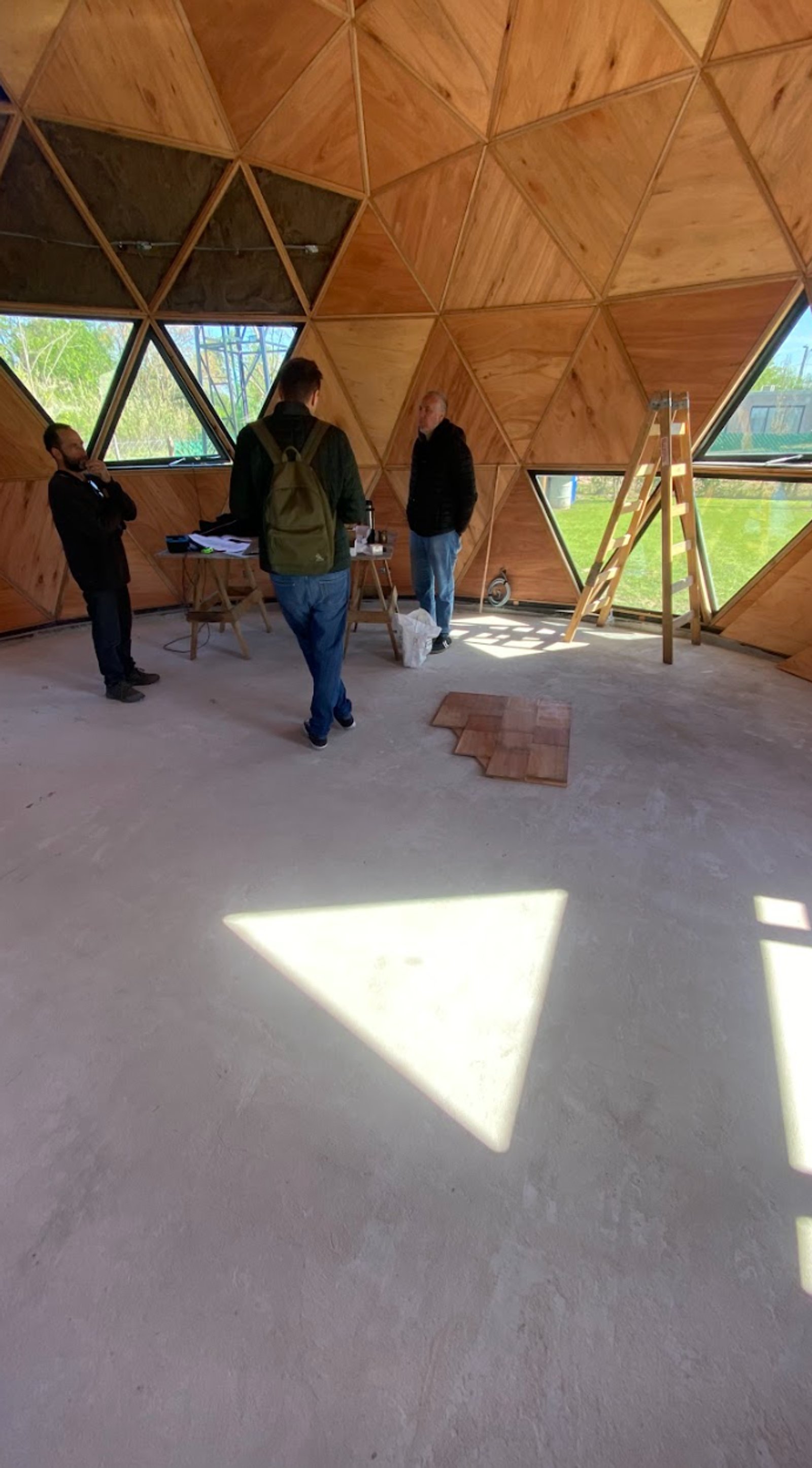 Interior de domo geodésico com teto de madeira e concreto — projeto Tabajos, por HEAT LIFE