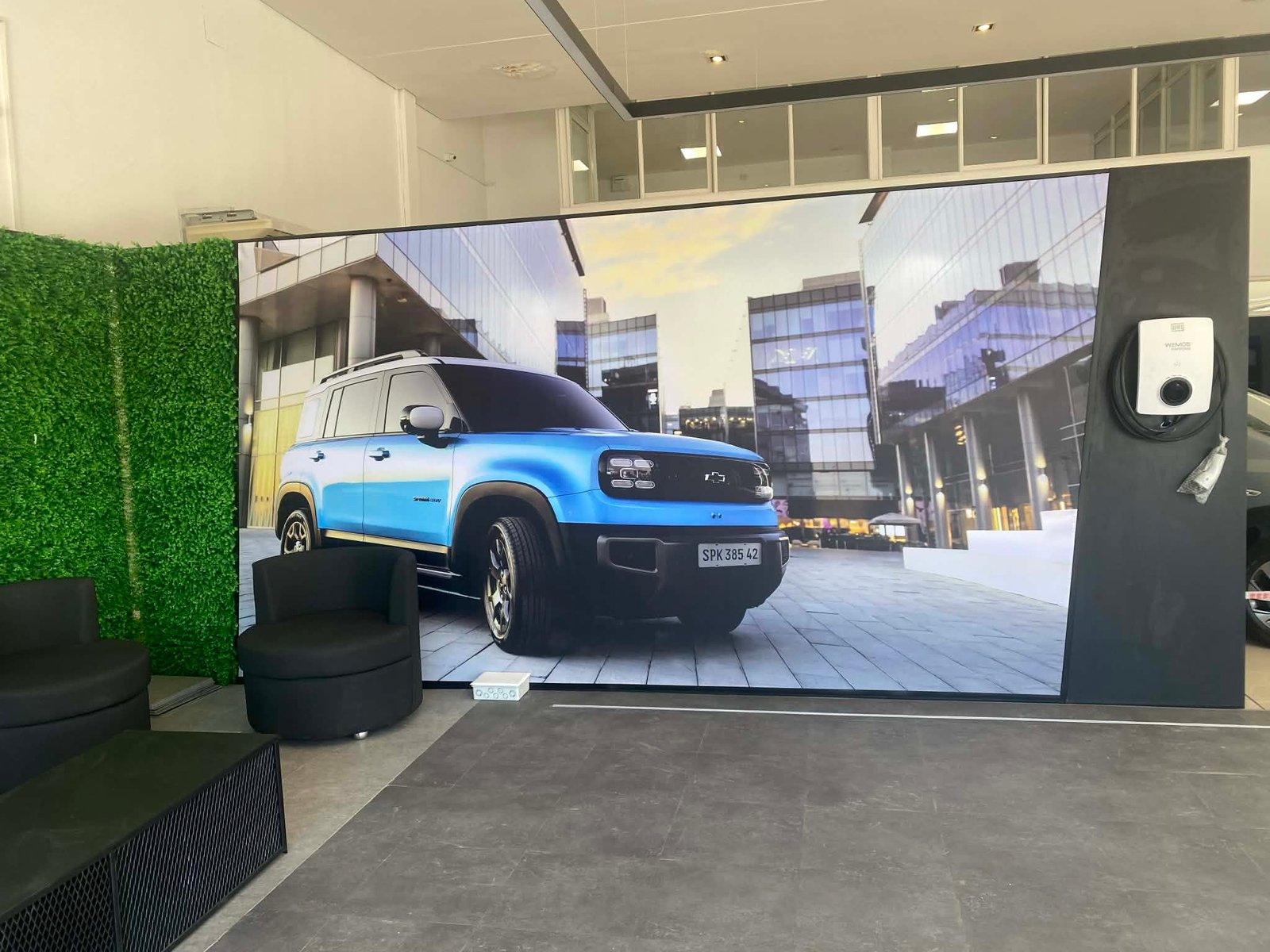 local comercial con pantalla gigante y pared verde — proyecto Concesionario Oficial Chevrolet, Resistencia Chaco., por Arquitecto Gustavo Maidana, en Resistencia