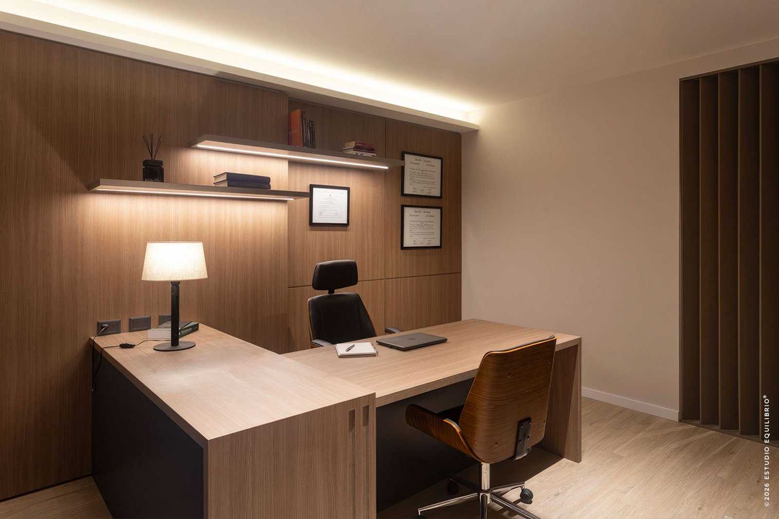 Escritório moderno com mesa de madeira e iluminação indireta — projeto Proyecto Zapiola, por Estudio Equilibrio, em Belgrano