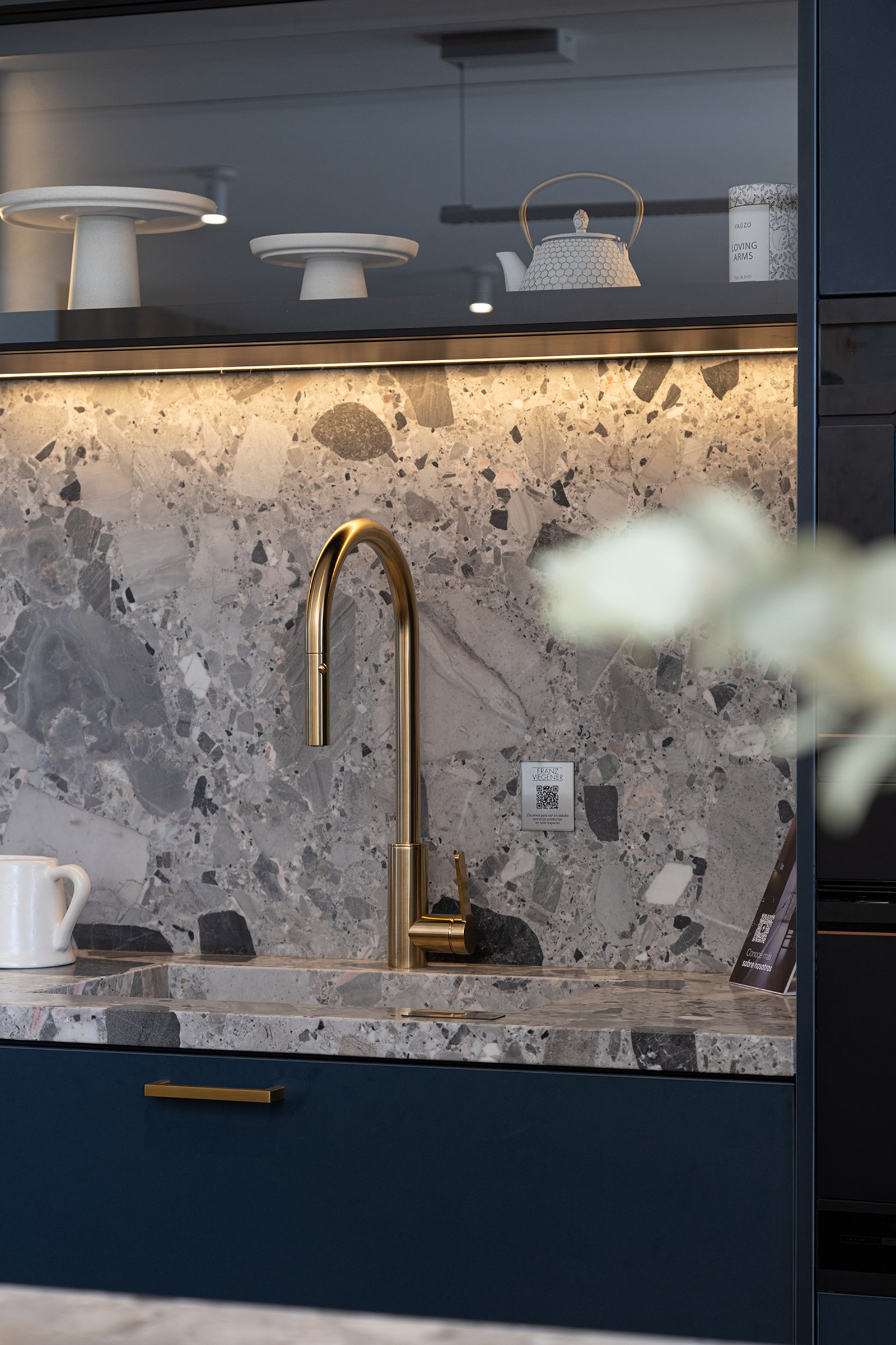 Cocina moderna con grifo dorado, mesada y pared de terrazo — proyecto Pia Magri, por Gaby Alfonso, en B1648 Tigre