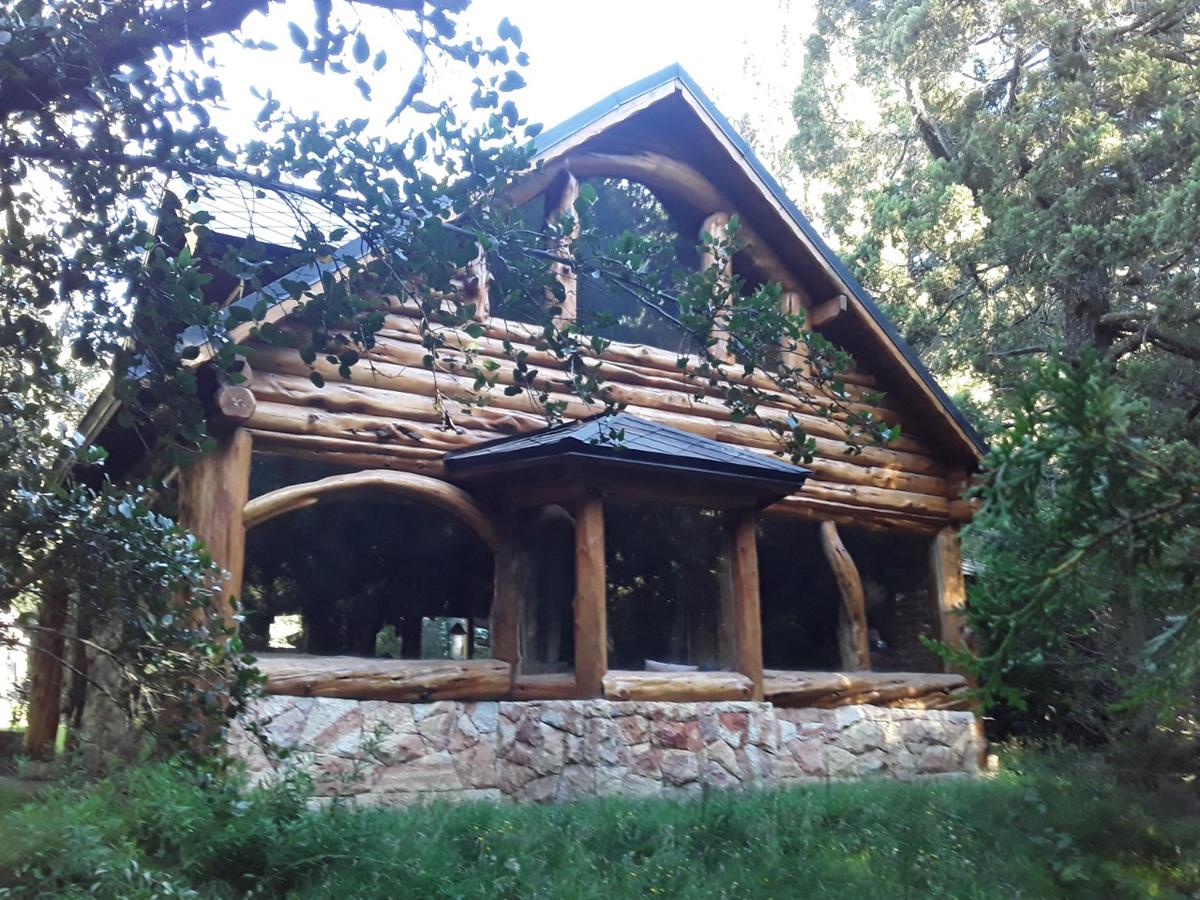 fachada rústica de cabana de toras na floresta — projeto Cabaña en San Carlos de Bariloche, por ESTUDIO ARQ.GABRIEL ARIAS, em San Carlos de Bariloche
