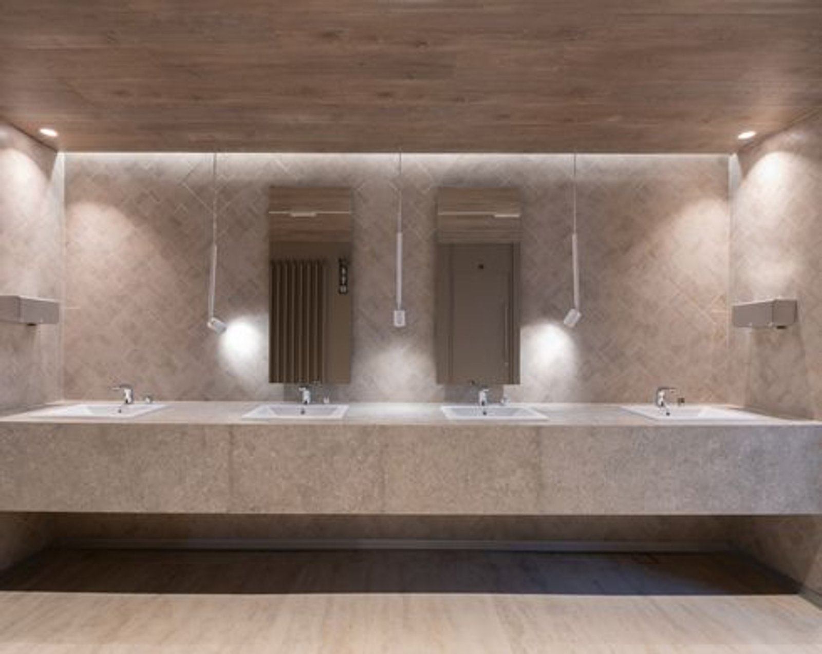 Baño comercial moderno con tres lavabos integrados y detalles en madera — proyecto Casa Foa Córdoba 2025, por Vite Porcellanato, en Ciudad de Córdoba