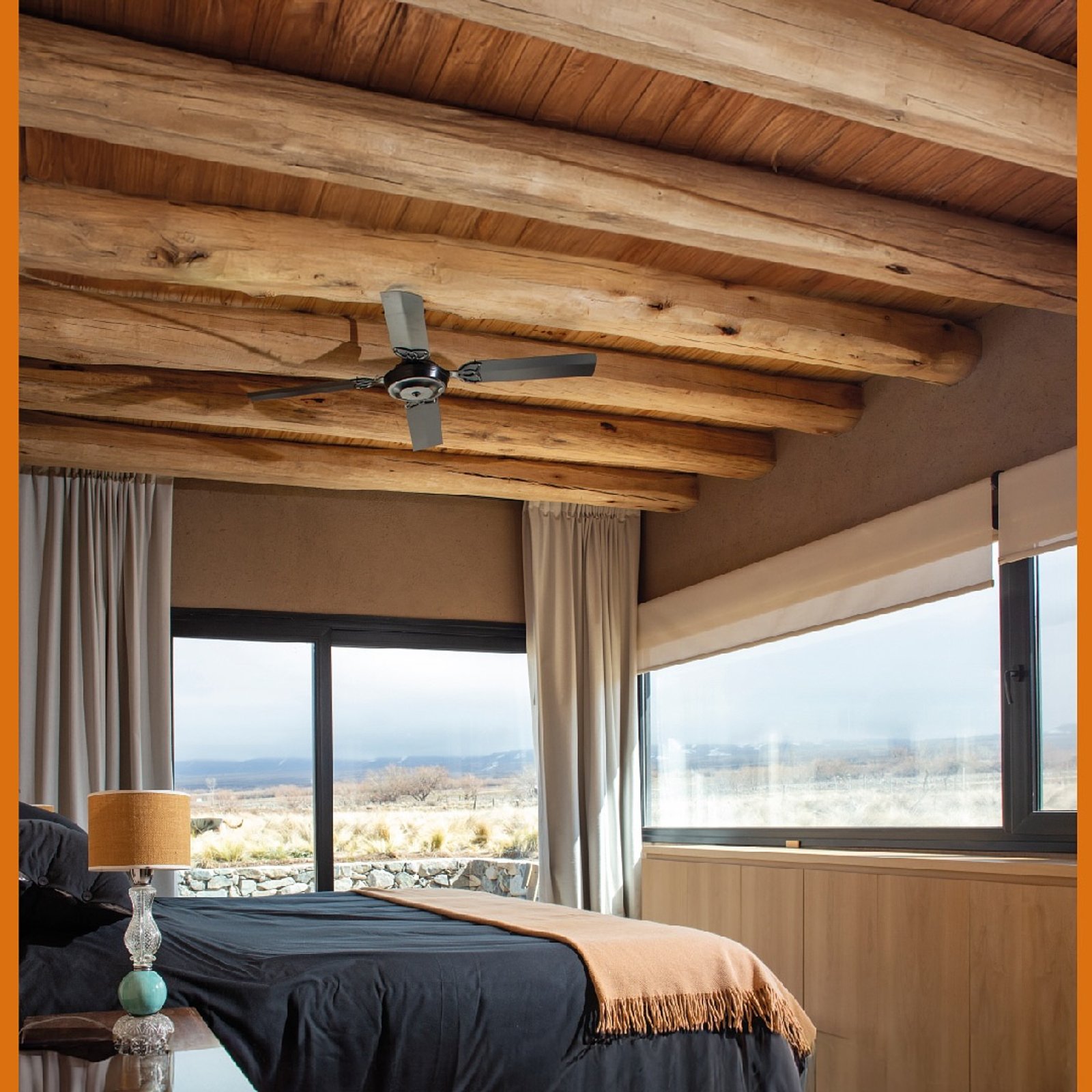 Dormitorio rústico con vigas de madera expuestas y grandes ventanales — proyecto Desarrollo en el Camino de la Carrera, por MUCHTEK, en Provincia de Mendoza
