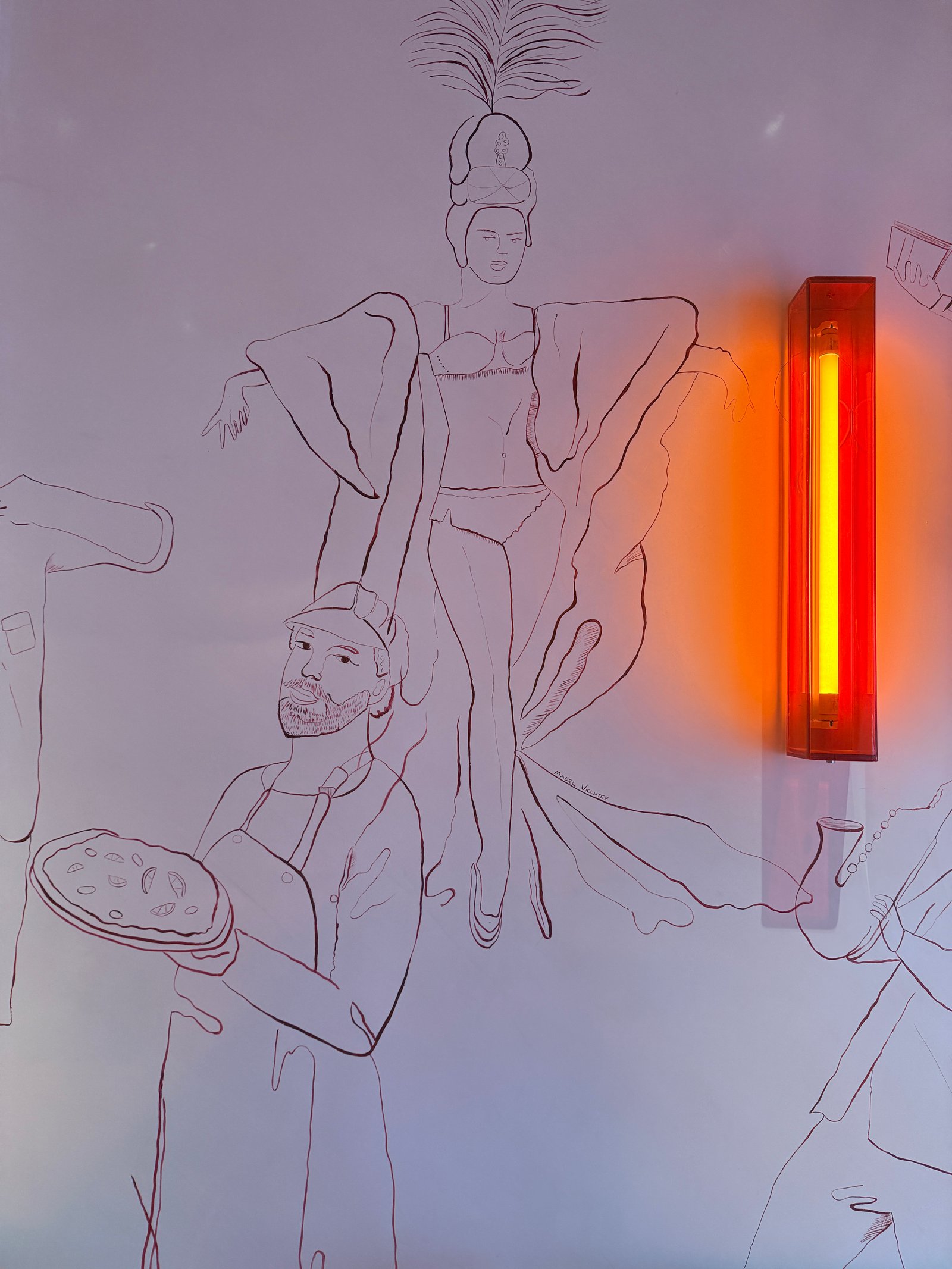 mural de figuras con luz naranja — proyecto Lunático, por Estudio Losa, en Av. Corrientes 1659