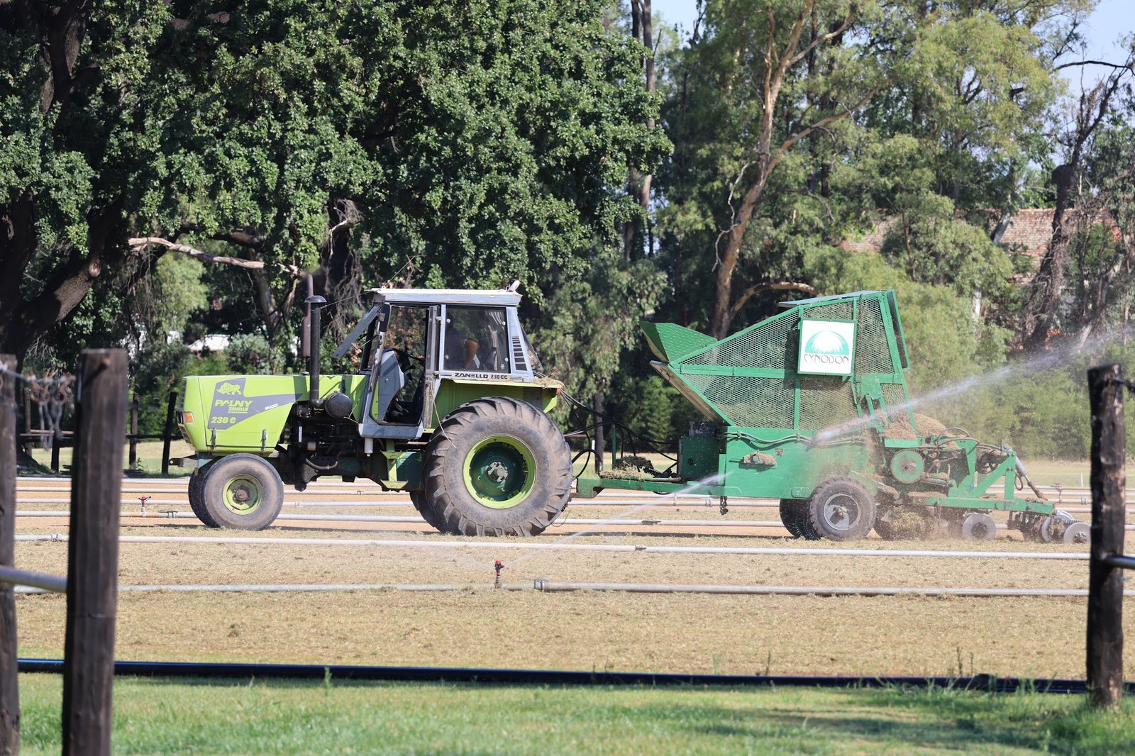 trator com maquinário agrícola em campo rural — projeto Row planting Hurlingham, por Cynodon, em Tte. Gral. Julio Argentino Roca 1411