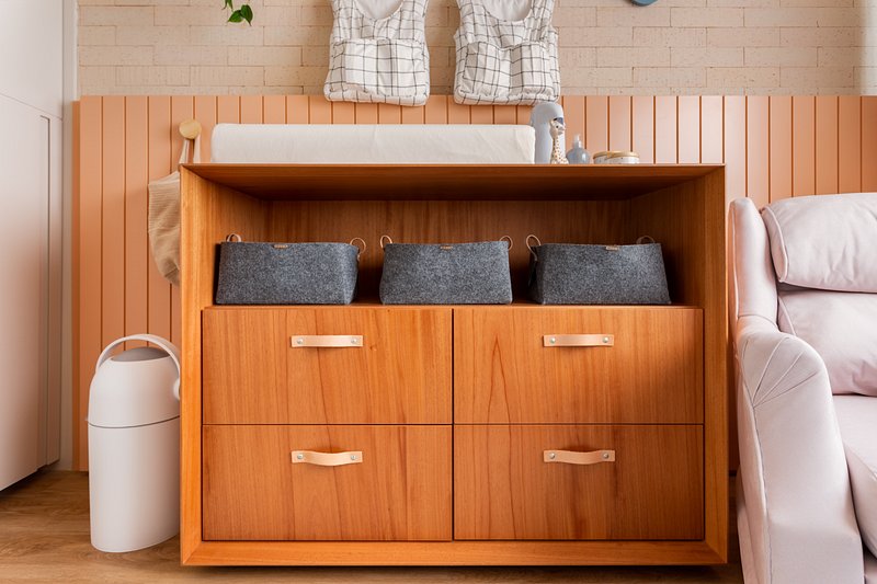 Quarto de bebê tem arte na parede, tijolinho e soluções simples