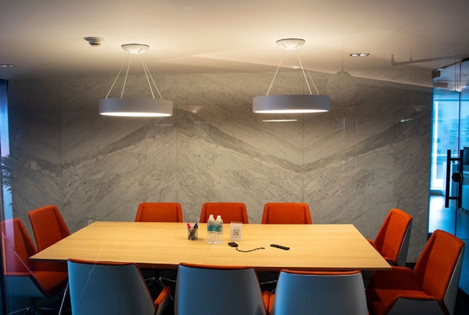 Sala de conferencias moderna con mesa de madera y sillas ergonómicas — proyecto oficinas voicess// polanco / atlantico arqs, por atlantico arqs, en Polanco