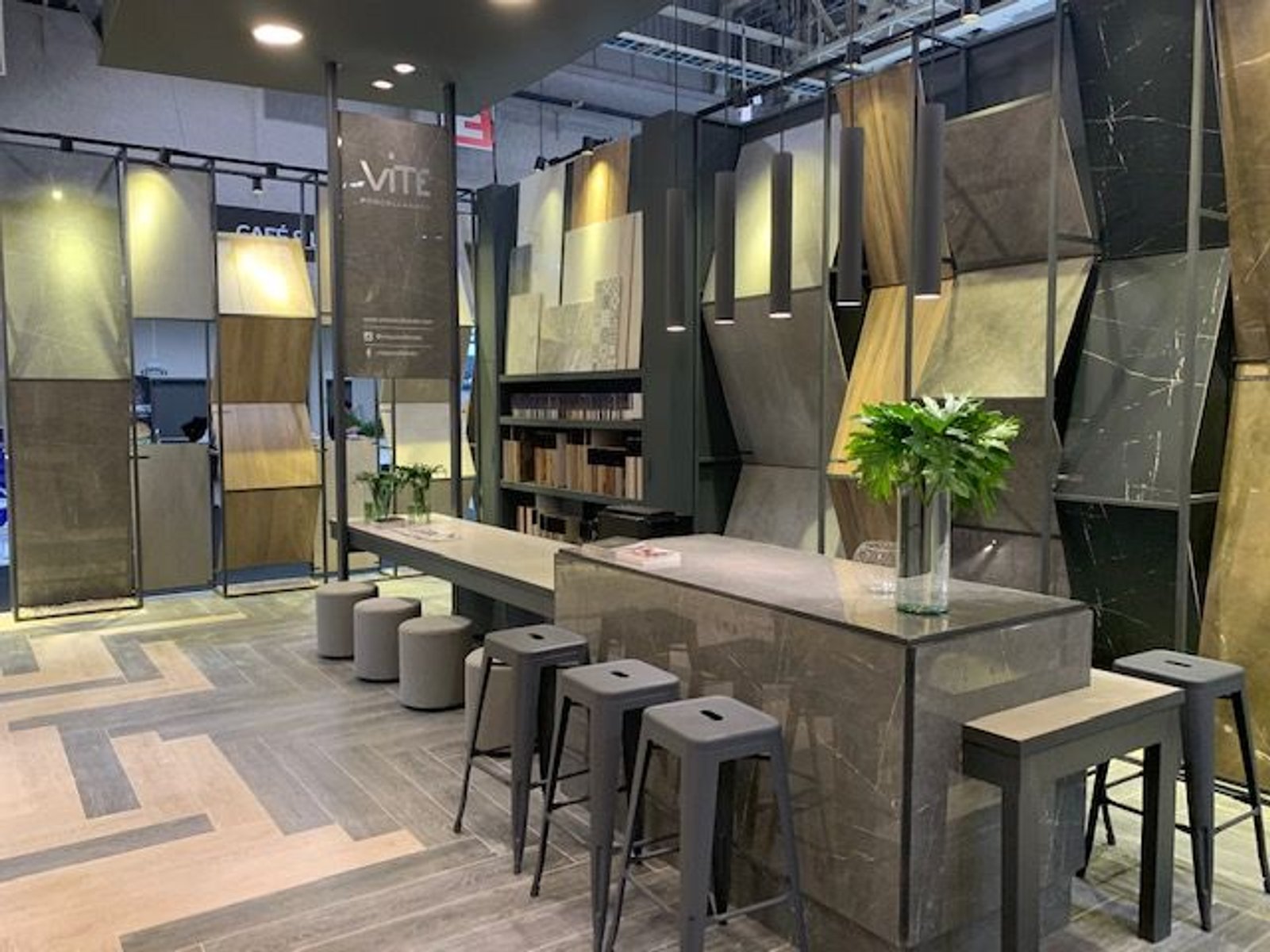 local comercial minimalista con revestimientos de piedra — proyecto Expo Revestir 2020, por Vite Porcellanato, en São Paulo