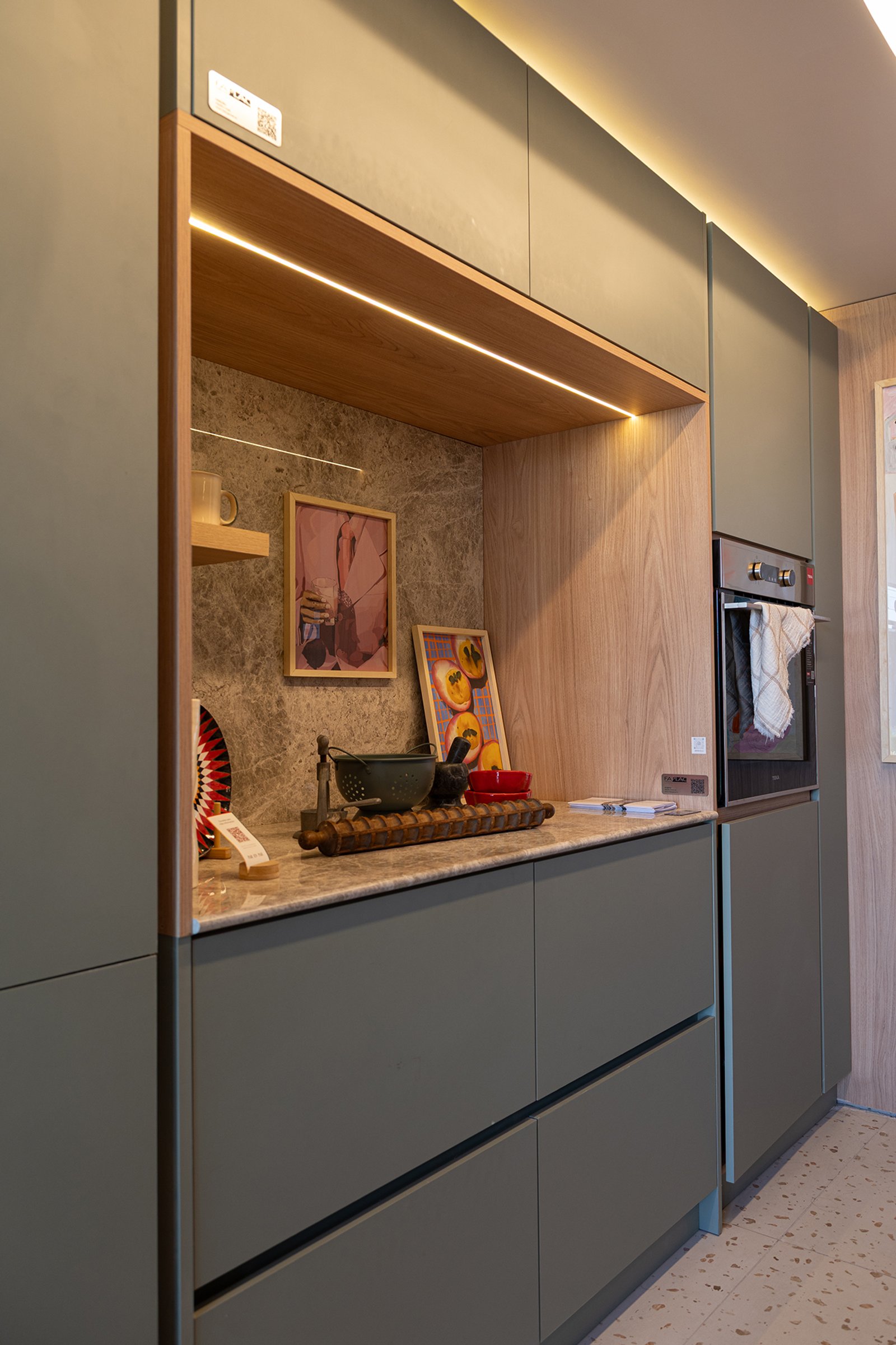 Cocina moderna con muebles verdes, mesada de piedra y luz indirecta — proyecto Sara Plazibat, por Gaby Alfonso, en B1648 Tigre