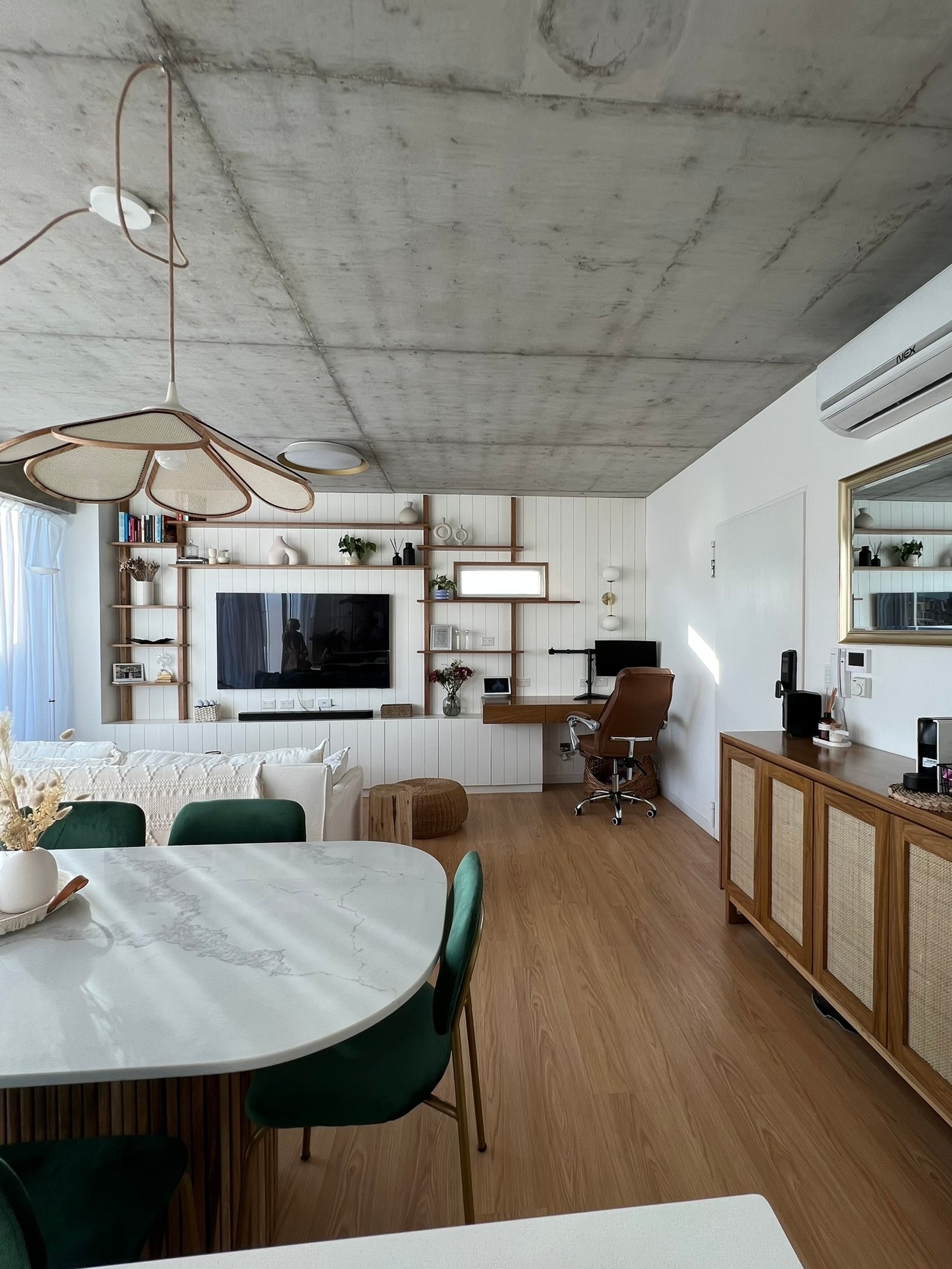 Sala moderna com teto de concreto aparente e mesa de mármore — projeto Velasco, por MDBK Arquitectura, em Villa Crespo