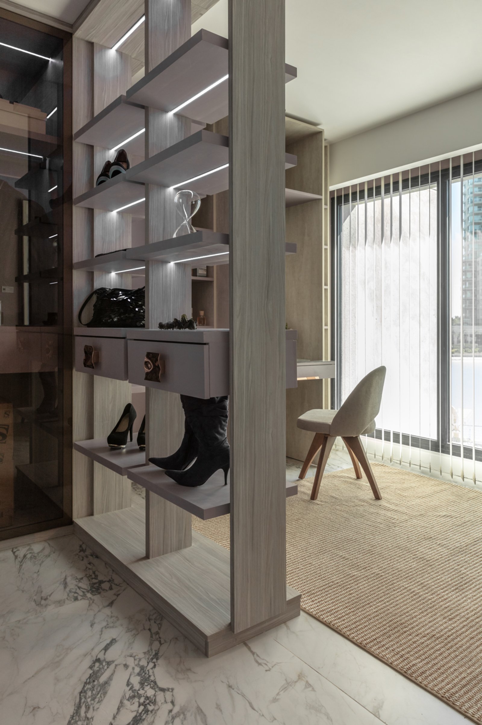 closet moderno con luces integradas y suelo de mármol — proyecto Claudio Wertheim + Virginia Ortiz, por San Lorenzo Design, en Cam. de los Remeros 1585
