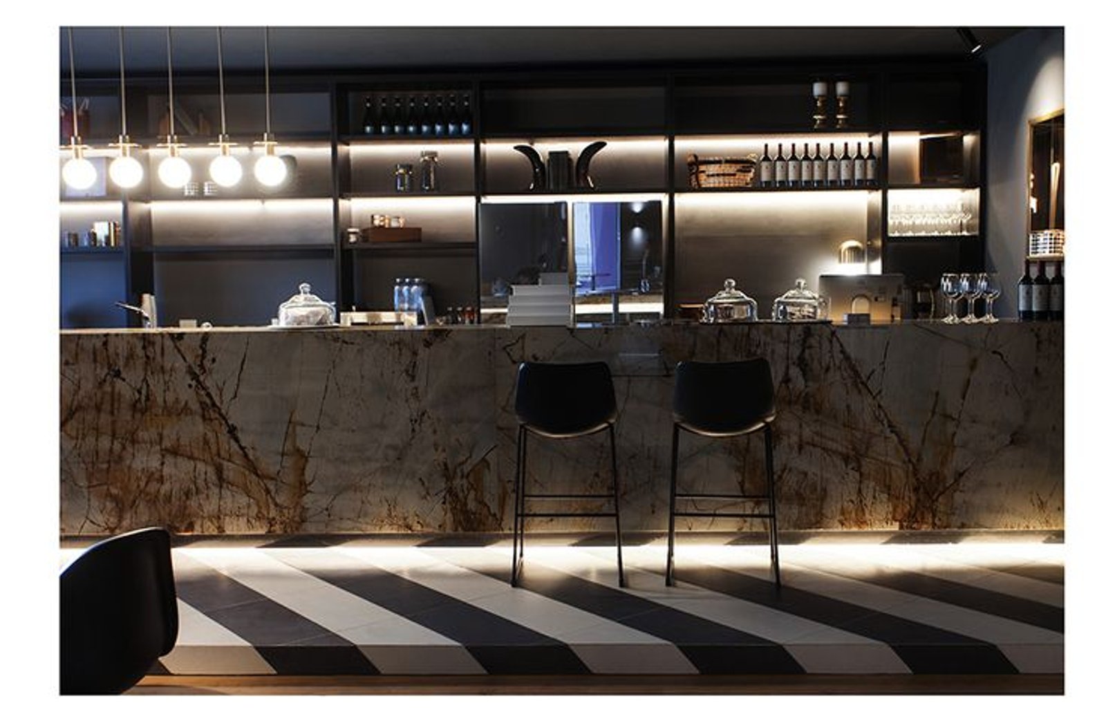 Interior de bar moderno con paredes de mármol y suelo a rayas — proyecto Casa Foa Circulo Olivos 2019, por Vite Porcellanato, en La Lucila