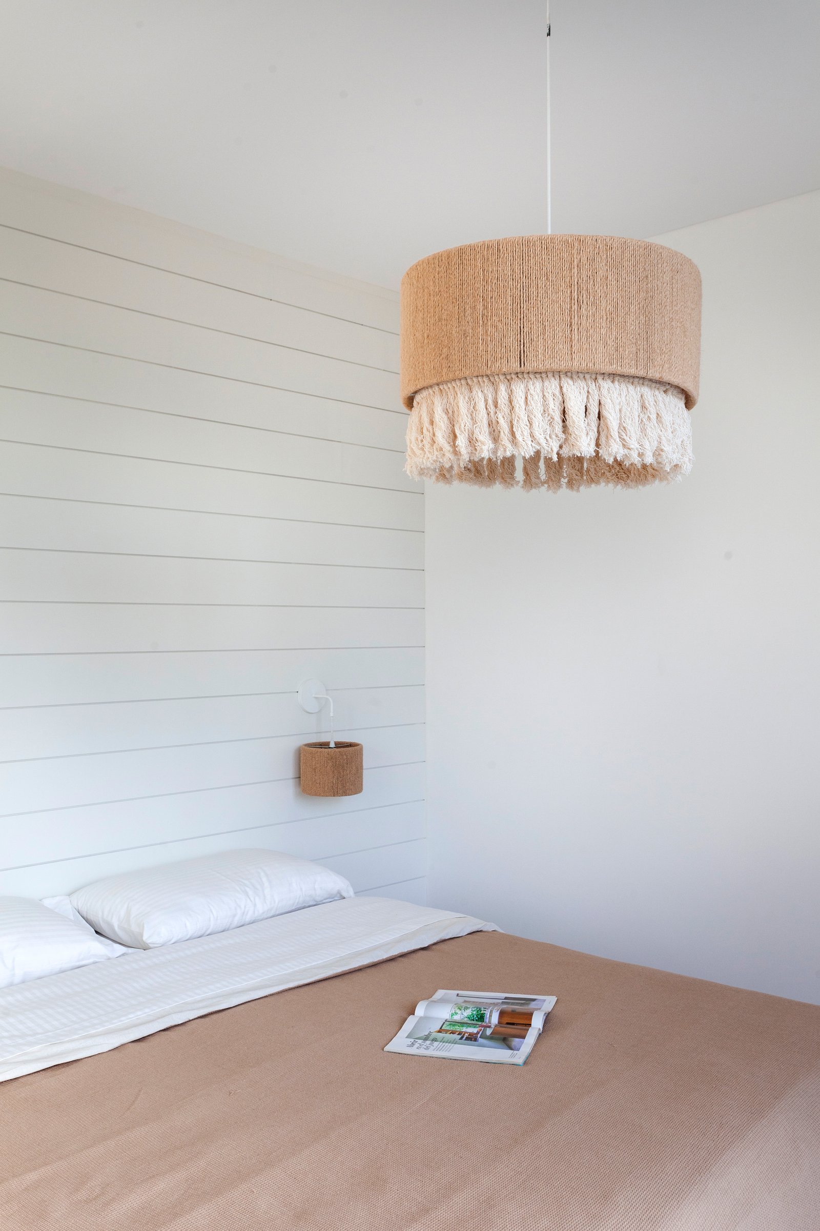 Dormitorio con lámpara de macramé y paredes de listones — proyecto CASA HS143, por A'PRIMA - Arquitectura Sustentable, en km 7.5 Ruta 25