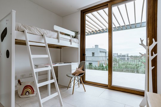 Habitación infantil moderna con litera y gran ventanal — proyecto Casa MIES 211, por MUCHTEK, en Belén de Escobar
