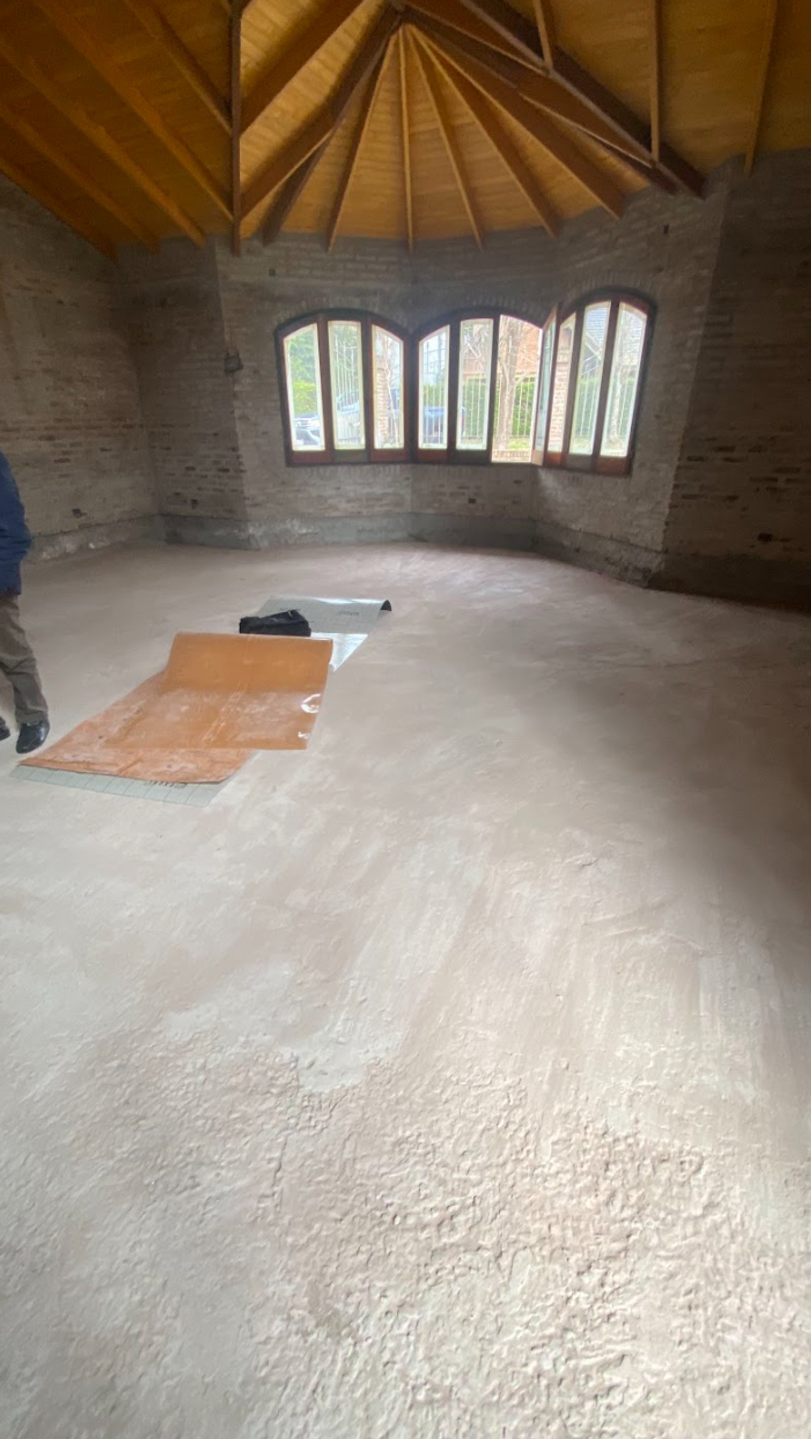Espaço interno em construção com teto de madeira e paredes de tijolo aparente — projeto La Plata, por HEAT LIFE, em La Plata