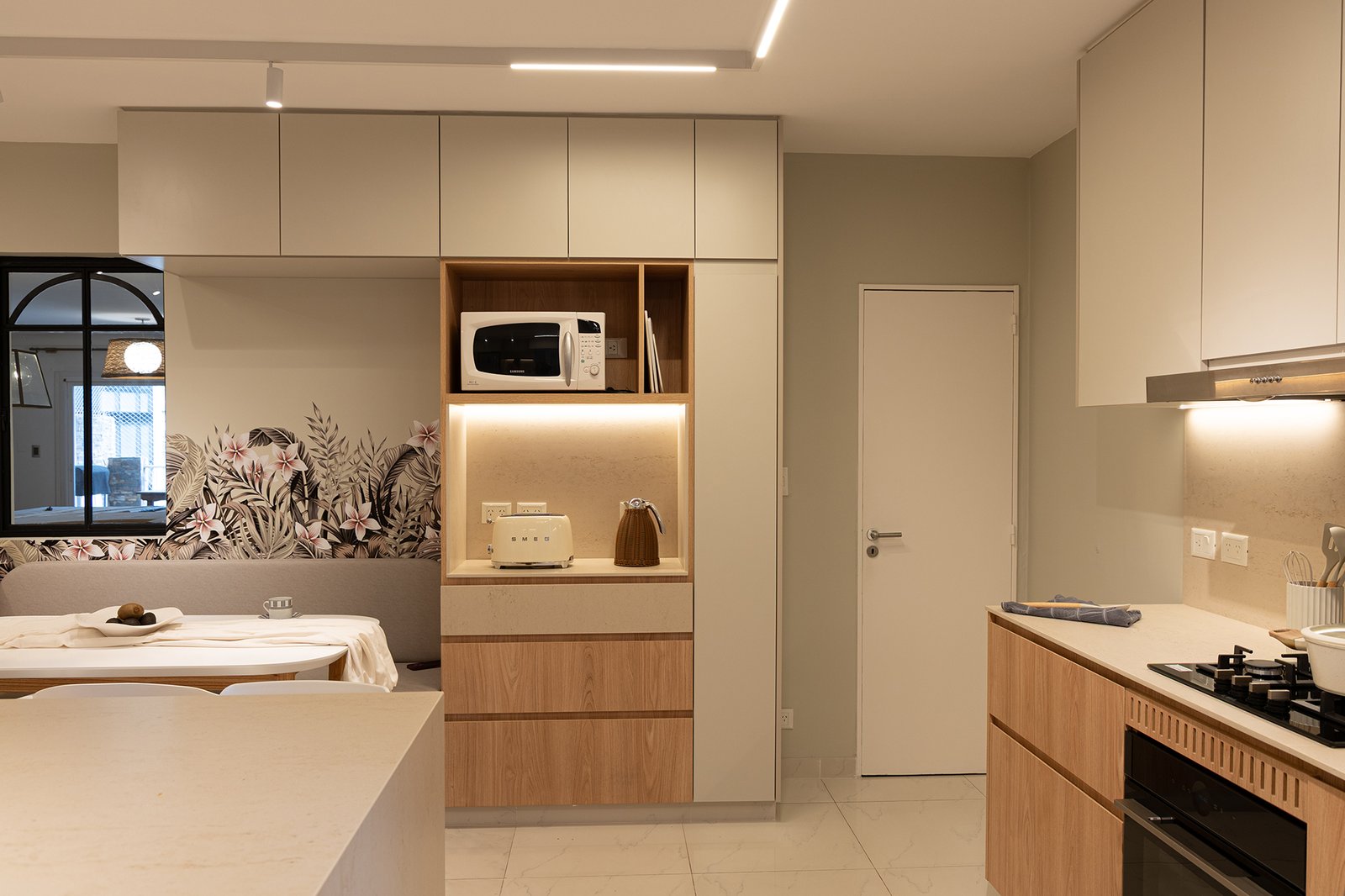 Cocina moderna escandinava con almacenamiento integrado y tonos madera — proyecto Ortega y Gasset - Estudio PLATS, por Gaby Alfonso, en Ortega y Gasset 1900