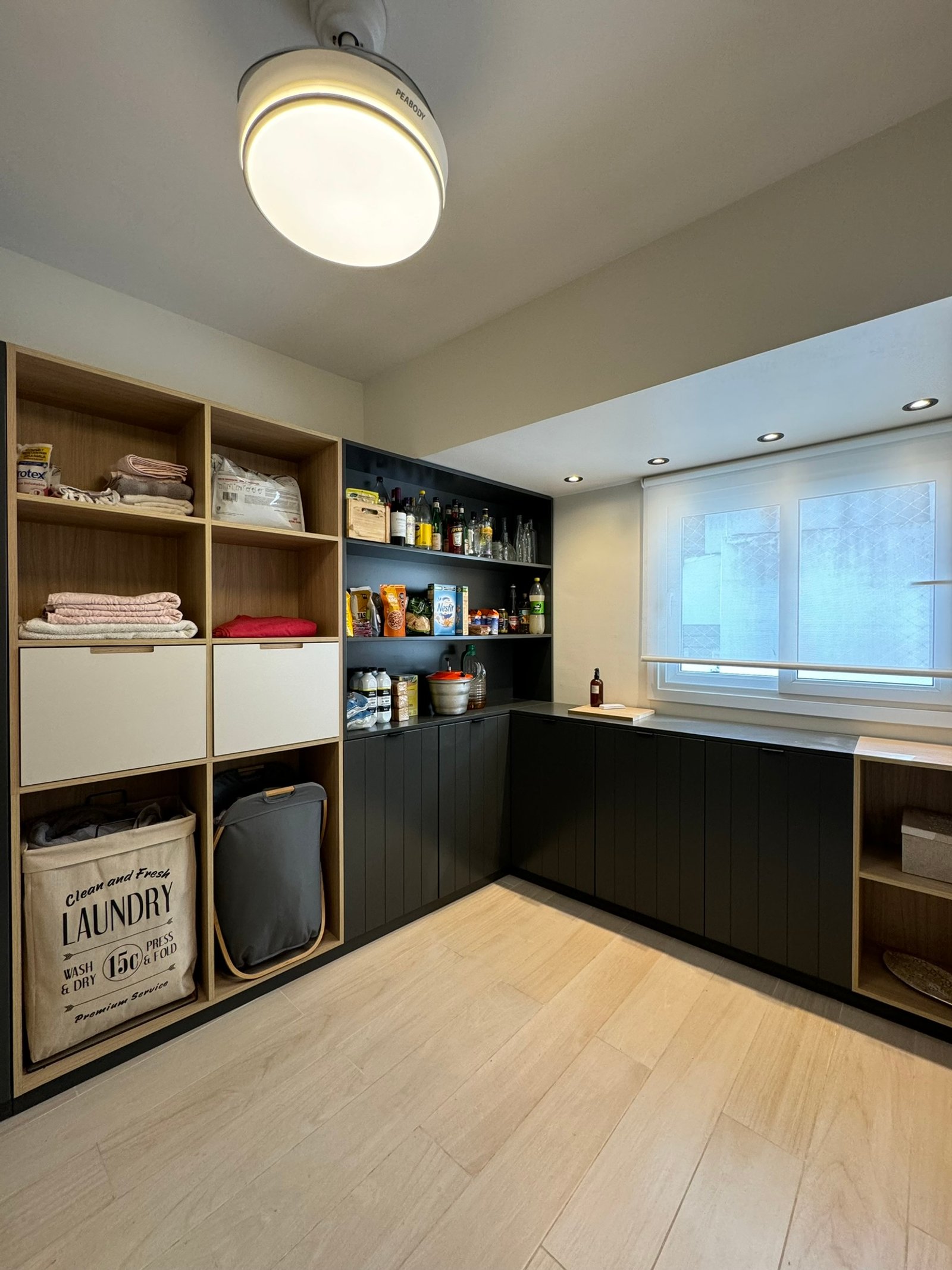 Lavadero moderno con muebles de madera oscura y estanterías — proyecto Salguero II, por MDBK Arquitectura, en Palermo