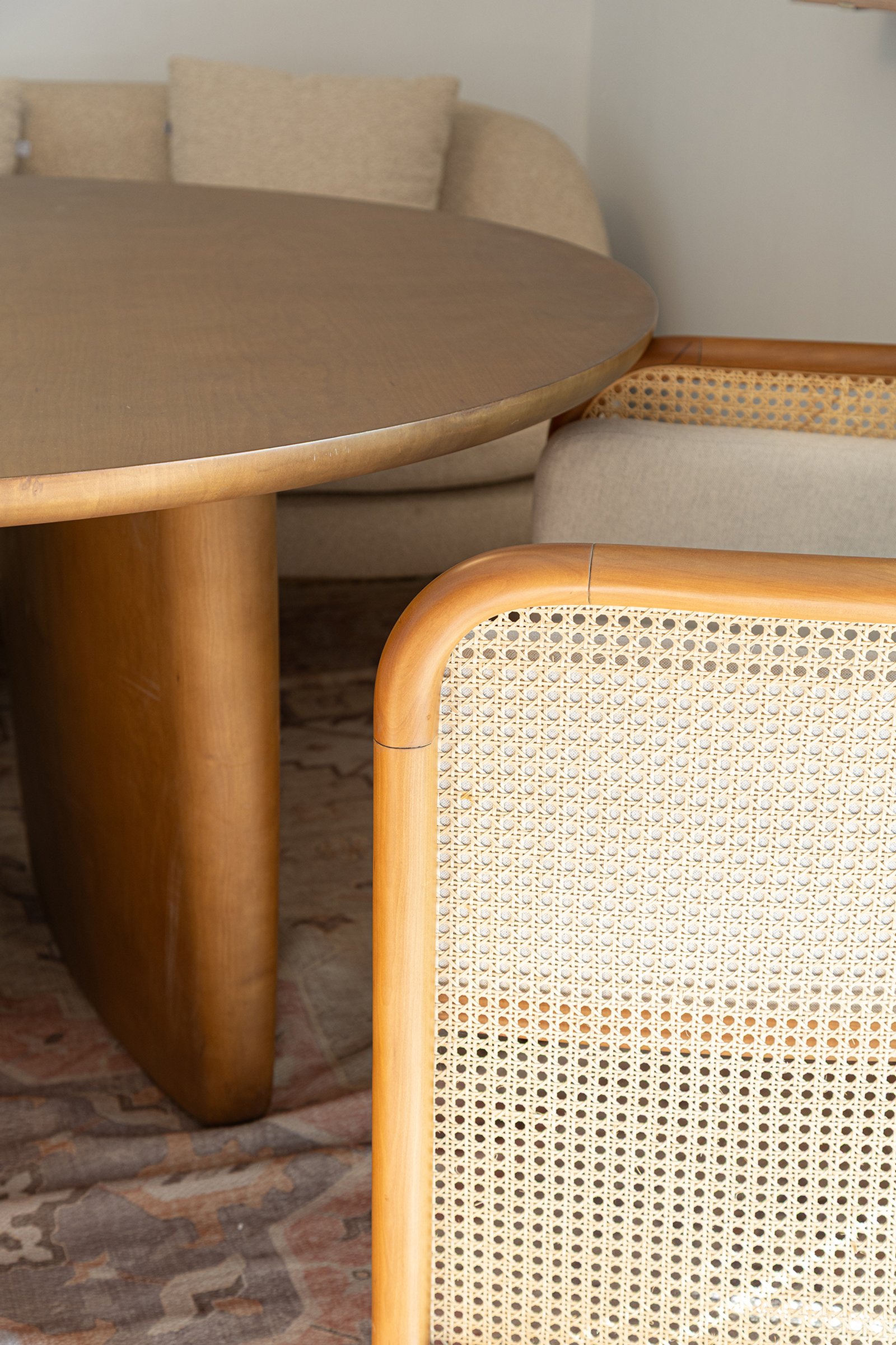 Mesa oval de madera y sillas de ratán, estilo boho — proyecto Pia Magri, por Gaby Alfonso, en B1648 Tigre