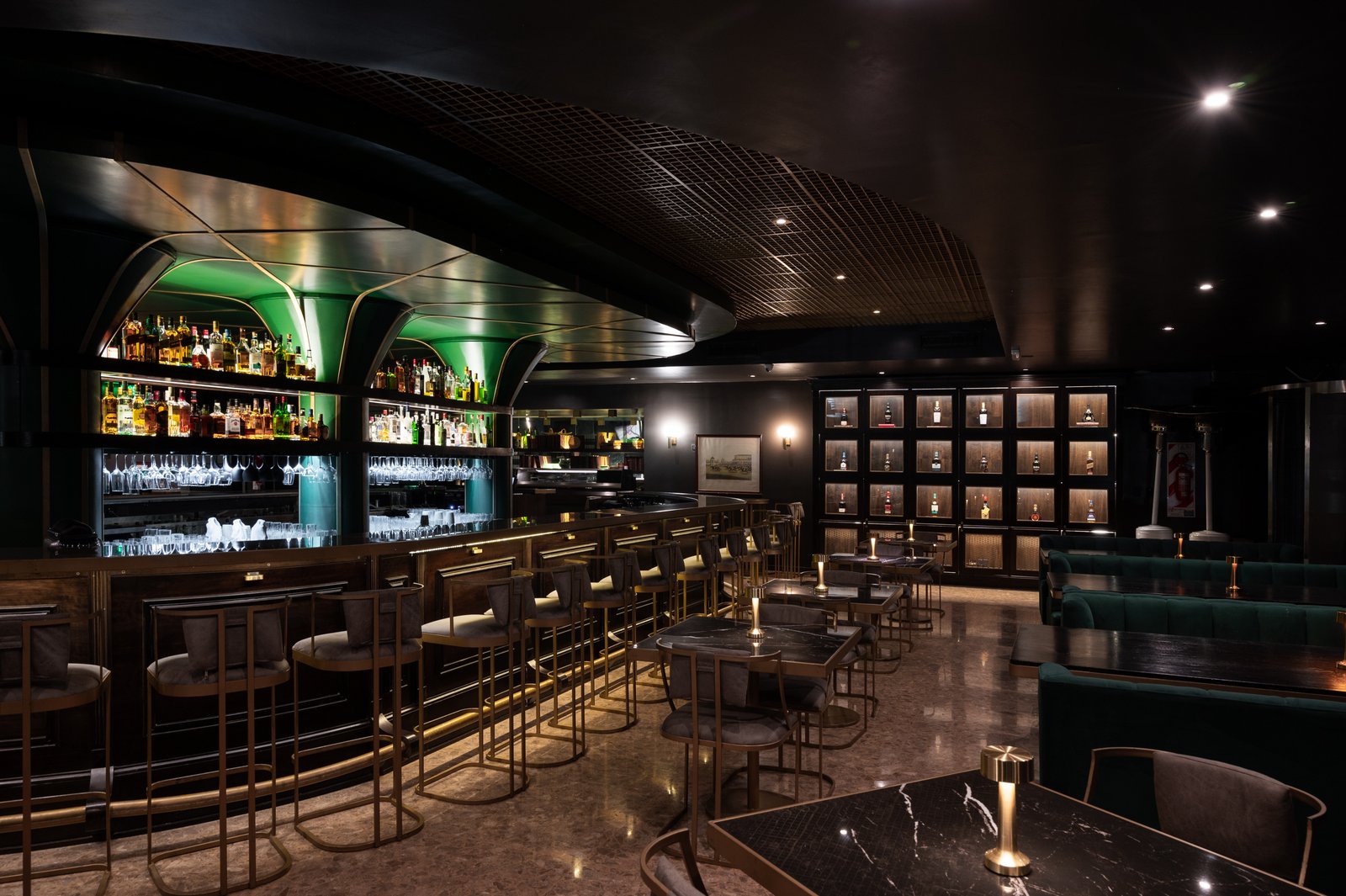 Bar interior con paneles de madera oscura e iluminación cálida — proyecto PRESIDENTE BAR HIPODROMO, por AB ARQUITECTURA, en San Isidro