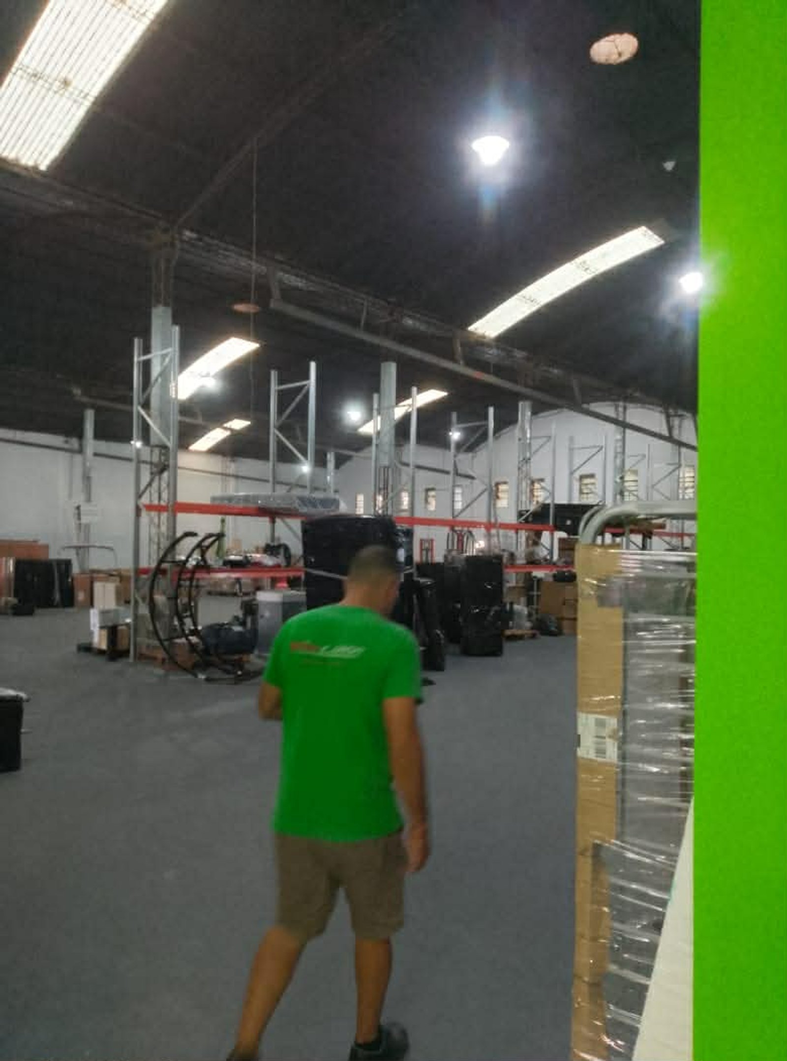 Gran espacio industrial con estanterías altas y mucha luz natural — proyecto Sucursal Via Cargo, filial Corrientes, Empresa de distribución y logística., por Arquitecto Gustavo Mai