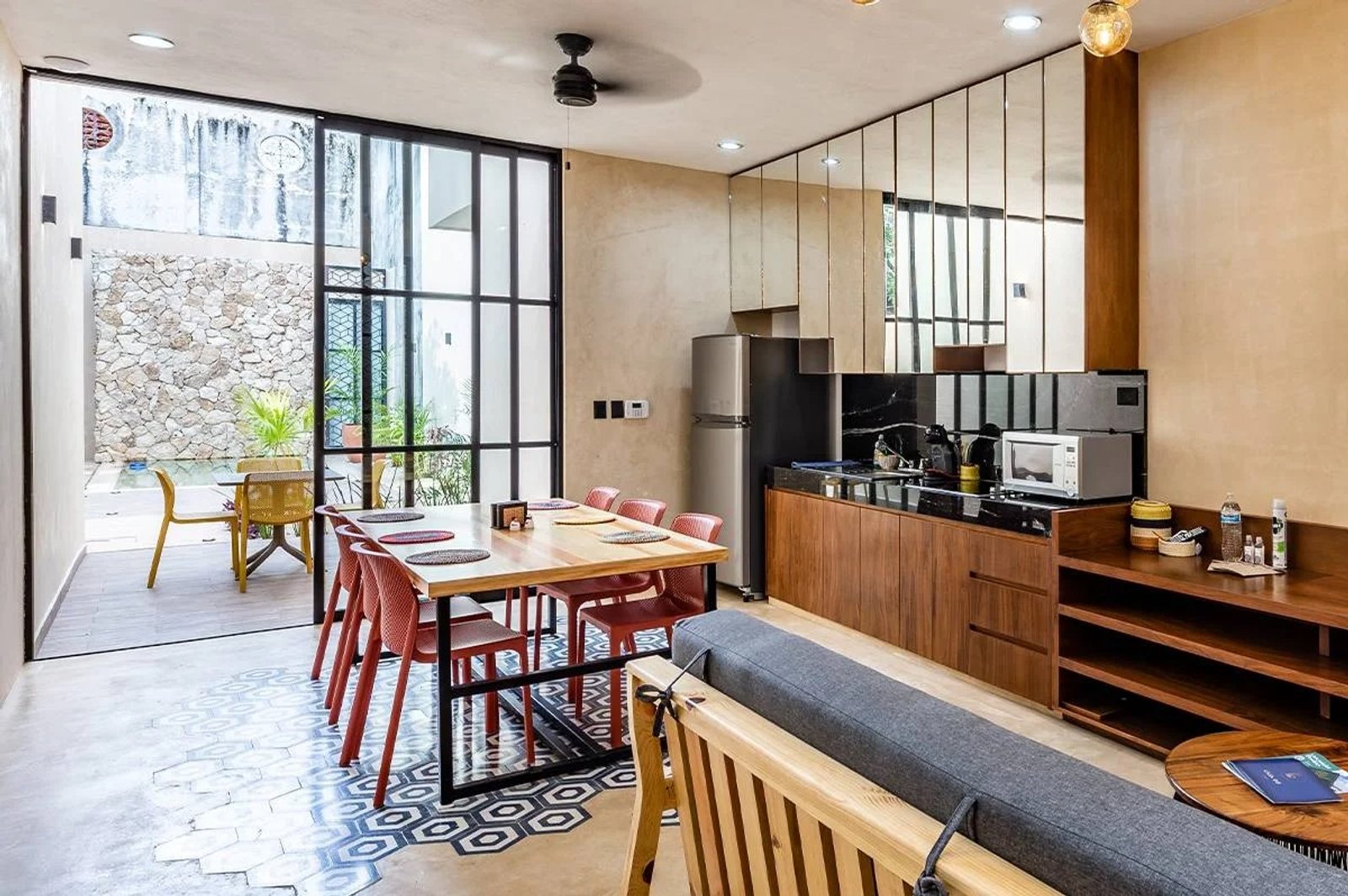 Cocina comedor y living integrados con mucha luz natural — proyecto Comedor, por Casa Nuñez