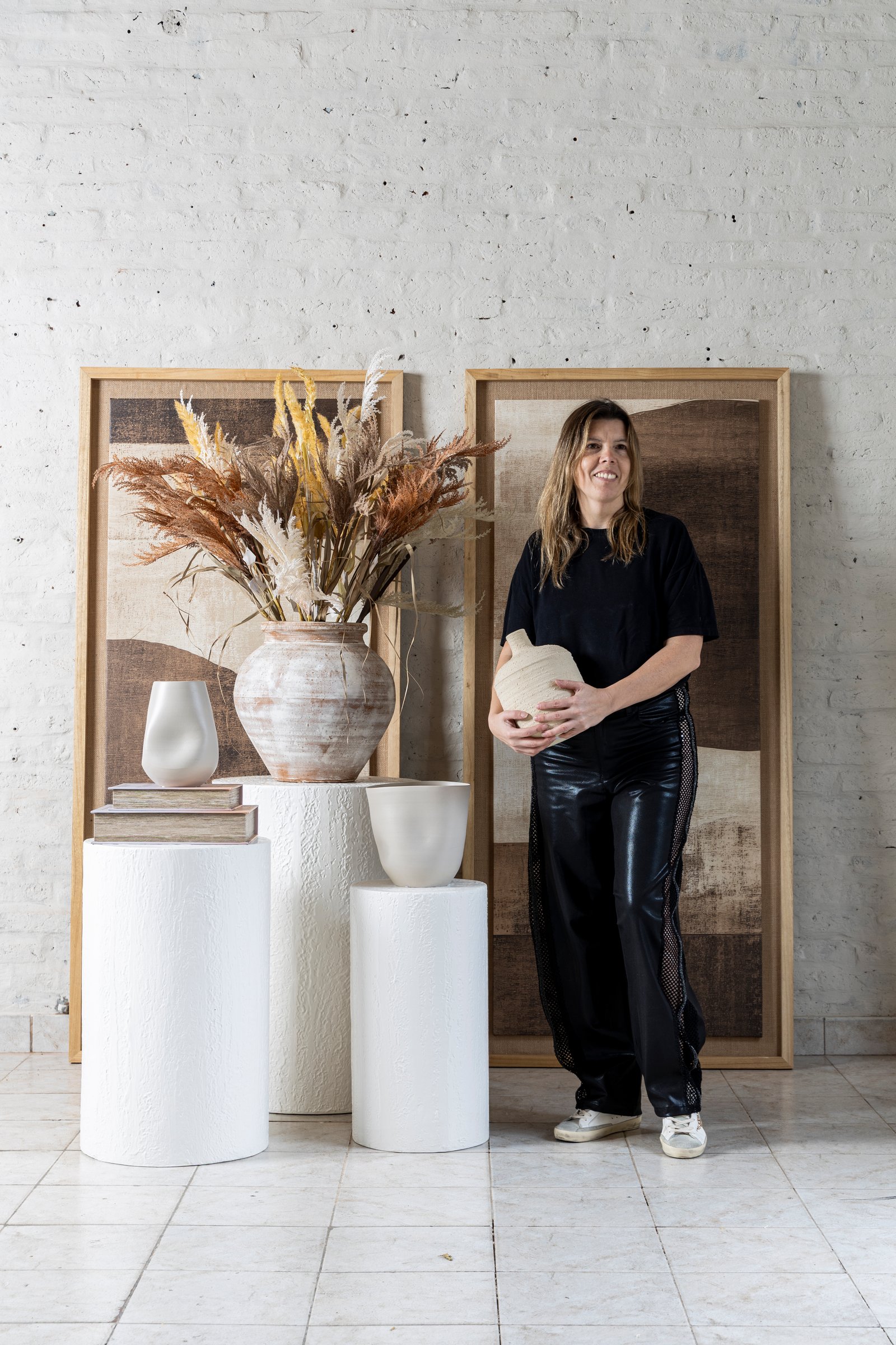 mujer en estudio con arte y decoracion organica — proyecto Styling para DALA deco, por El Marques deco y ambientaciones, en B1648 Tigre