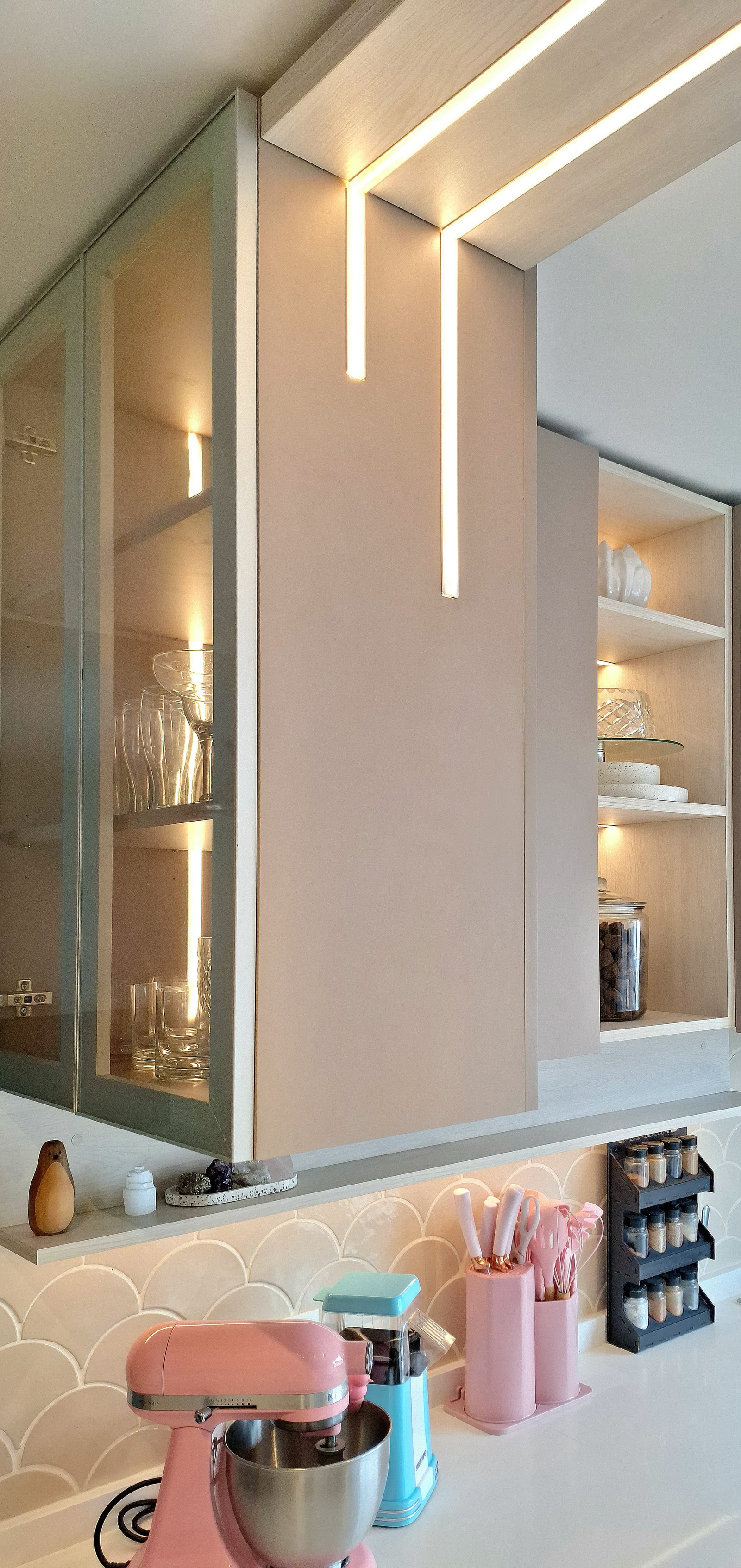 Cocina moderna con iluminación lineal y electrodomésticos pastel — proyecto PROYECTO CRAMER 3, por HALESA ESTUDIO, en Crámer