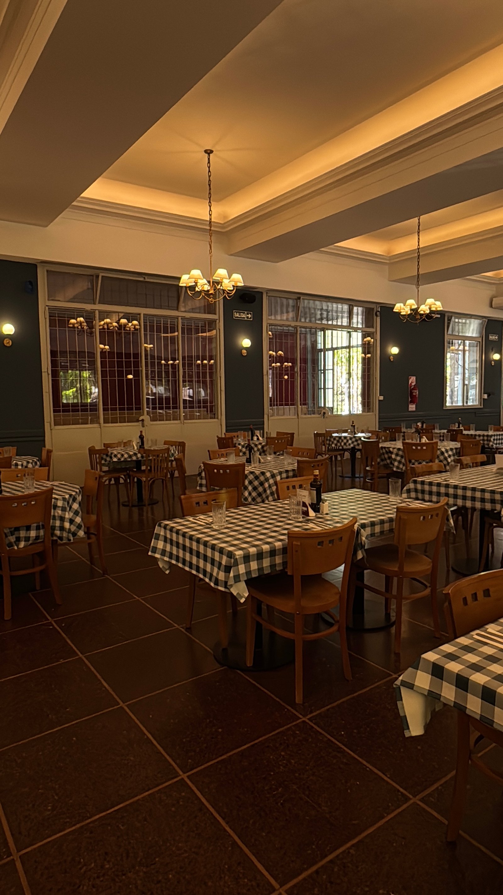 Comedor clásico con mesas a cuadros y arañas — proyecto Galicia restaurante , por Remodela tu local , en Retiro