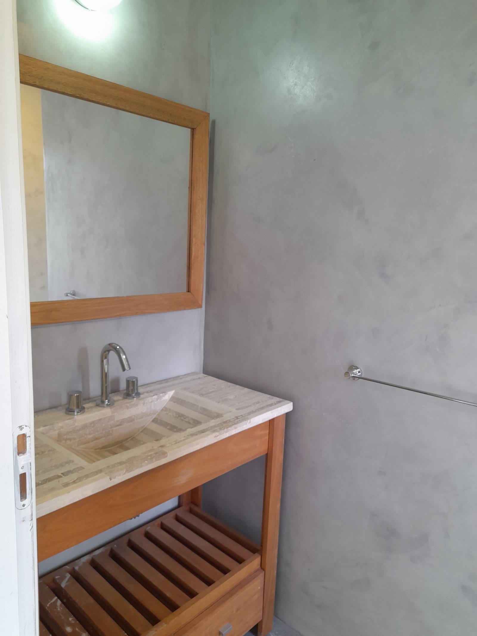 Baño moderno con vanitory de madera y espejo con marco de madera — proyecto Casa de Campo, por Estudio Fernandez Long & asoc., en San Andres de Giles