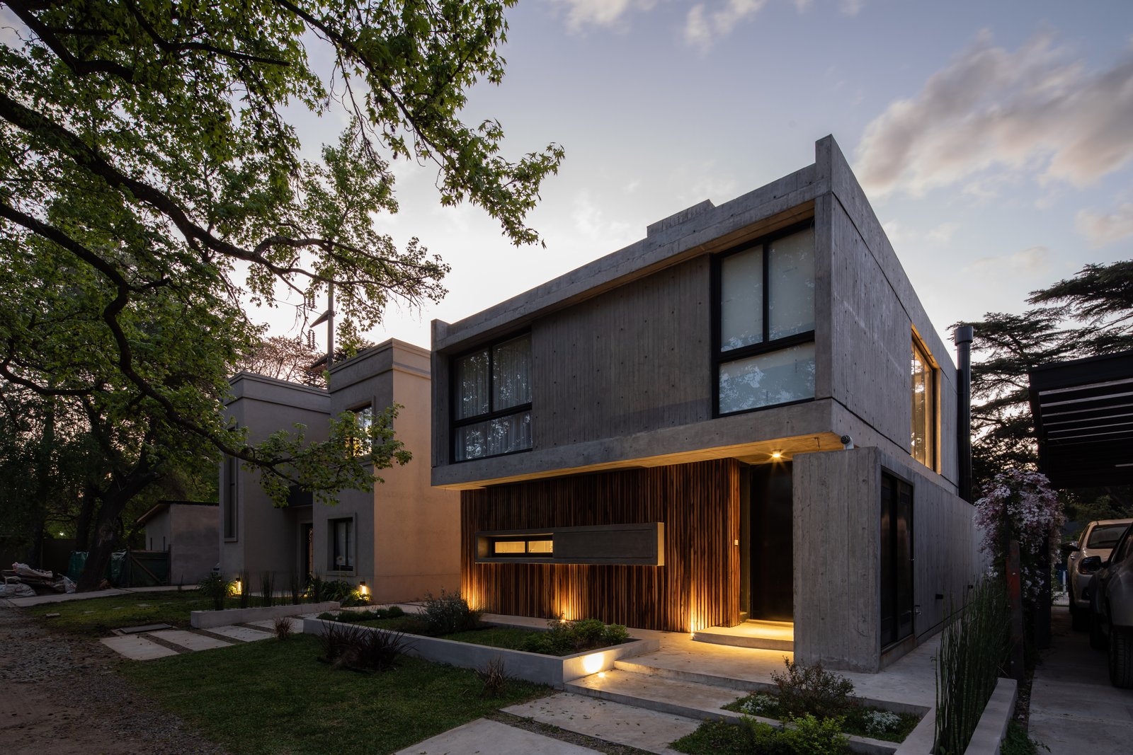fachada moderna com concreto e madeira — projeto Casa Emilia, por Grupo CRBN, em Parque Leloir