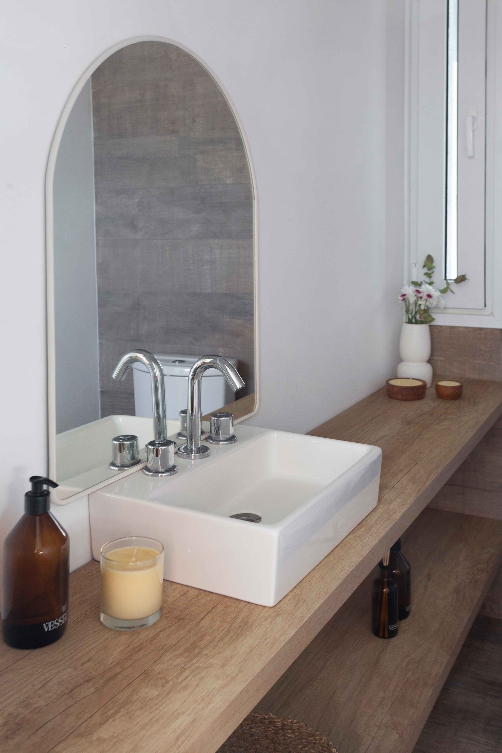 Baño moderno con lavabo rectangular, grifería cromada y encimera de madera — proyecto Santa Ines II, por Estudio Stepa, en Ezeiza