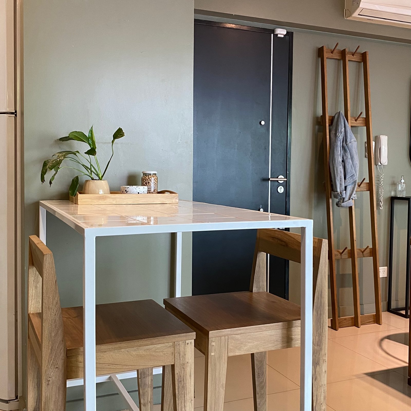 Sala de jantar moderna com mesa e bancos, cabideiro de madeira — projeto Soler, por MDBK Arquitectura, em Palermo