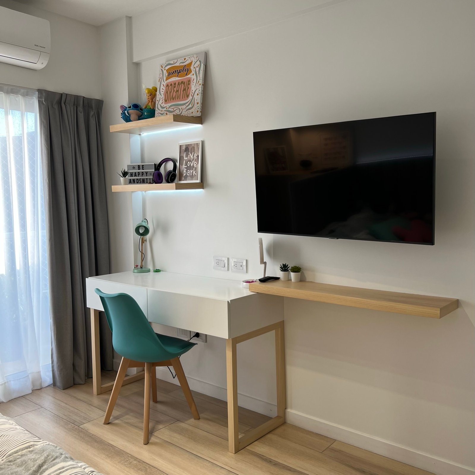 Escritório moderno com mesa flutuante e cadeira turquesa — projeto Diaz Velez II, por MDBK Arquitectura, em Almagro