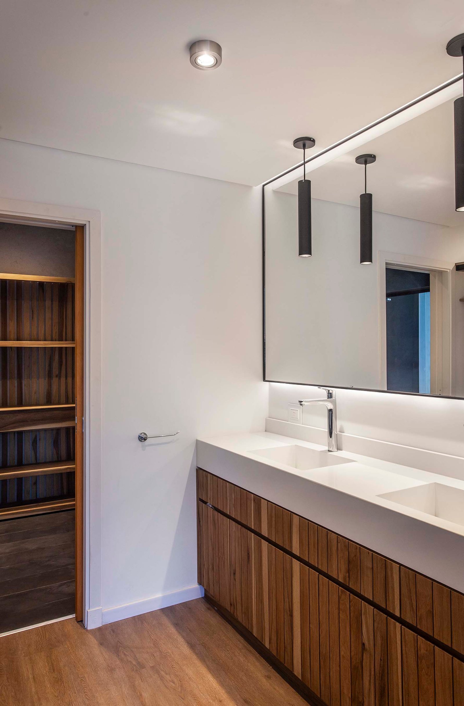 Baño moderno con doble bacha y muebles de madera — proyecto CASA T199, por A'PRIMA - Arquitectura Sustentable, en Los Robles 5901