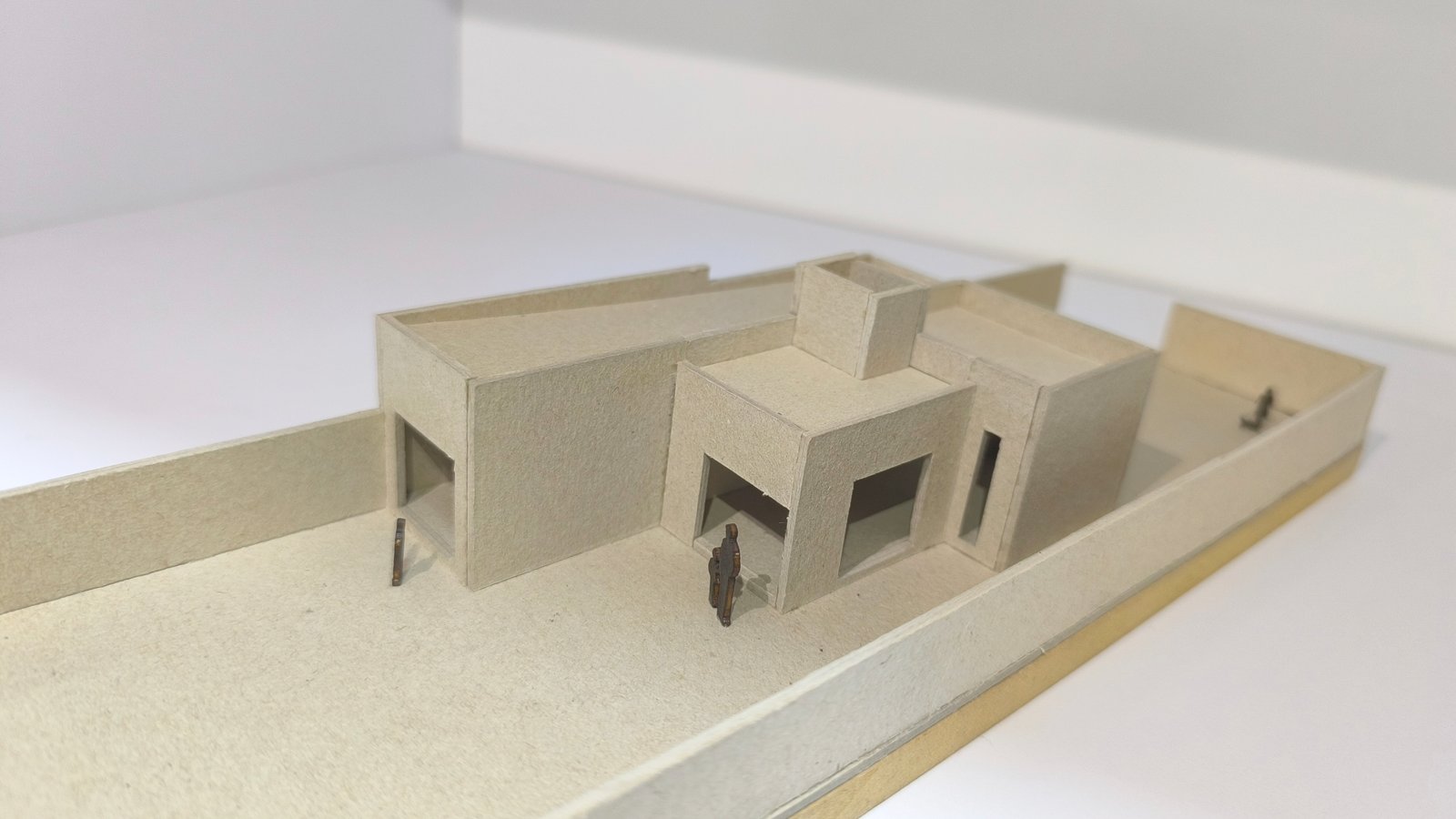 Maqueta de arquitectura moderna con entrada en patio y muros de hormigón — proyecto Casa Inti, por WILSON ARQUITECTURA, en Manzanares