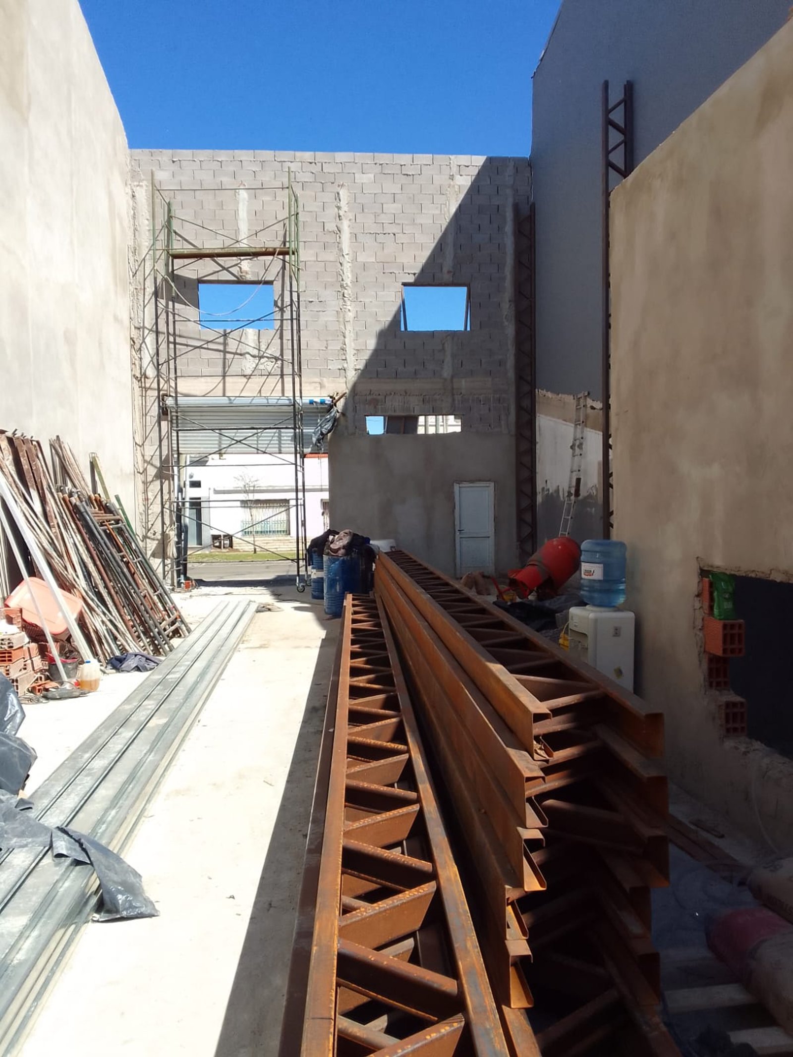 obra en construcción con materiales industriales — proyecto Deposito en Avellaneda 2, por Arquitecto Guido Niccoli, en B1872 Sarandí